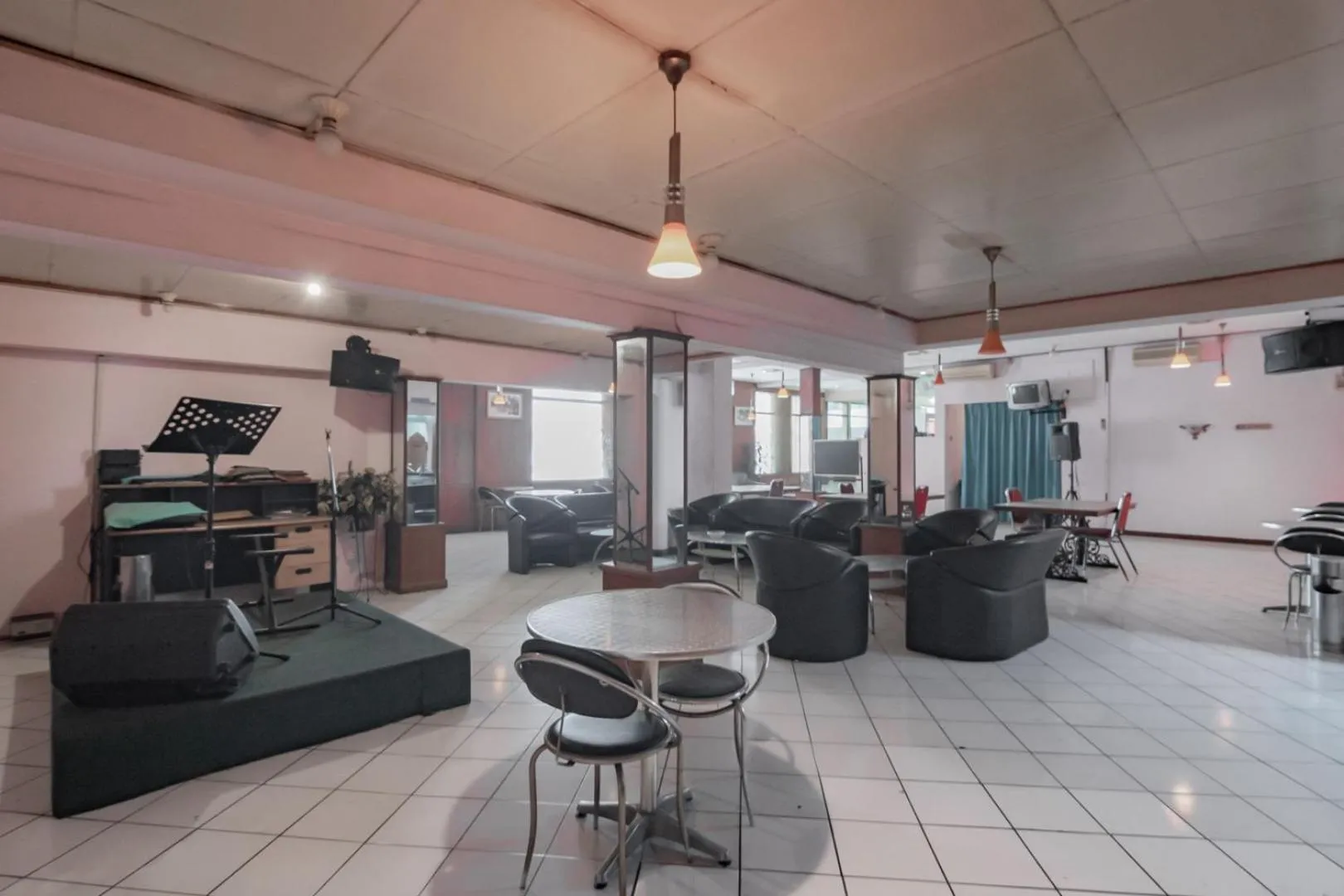 Seating area in RedDoorz @ Achino Hotel Bandung