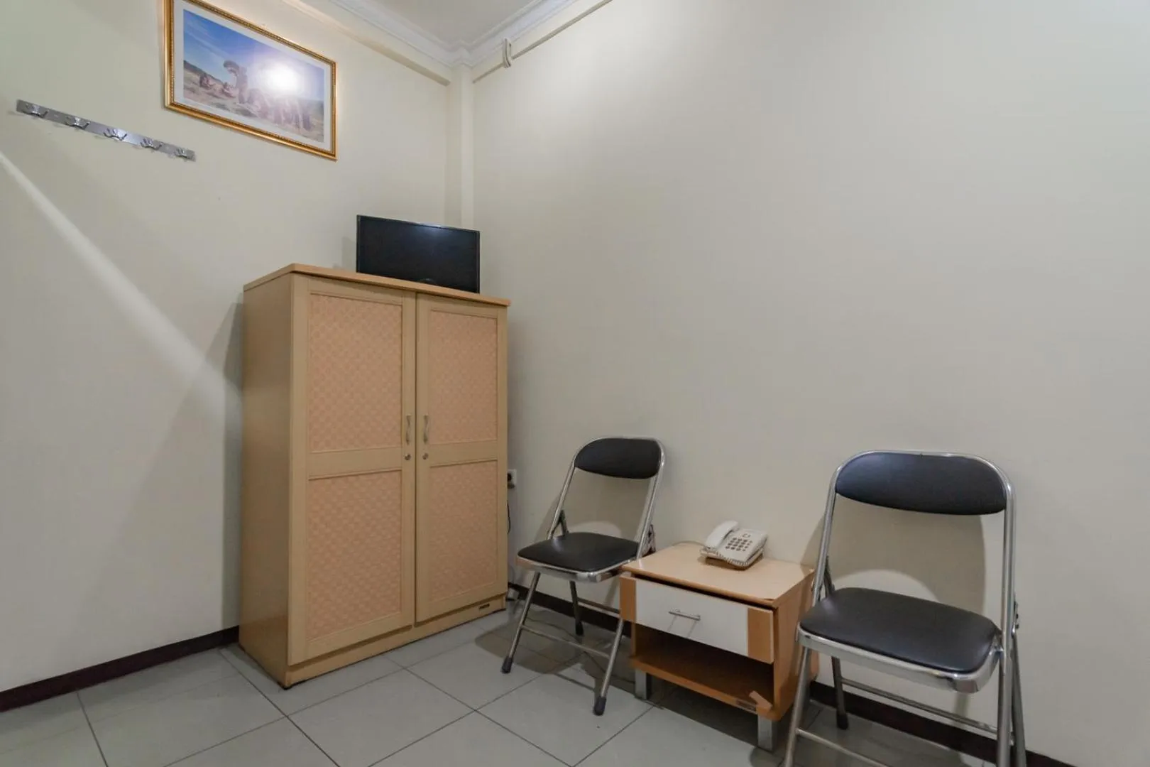 Seating area in RedDoorz @ Achino Hotel Bandung