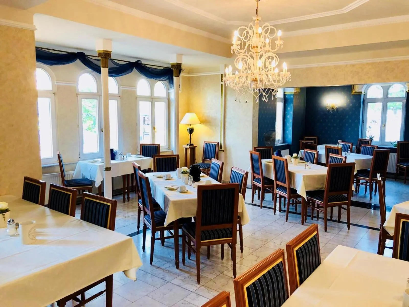 Restaurant/places to eat in Hotel am Bayrischen Platz