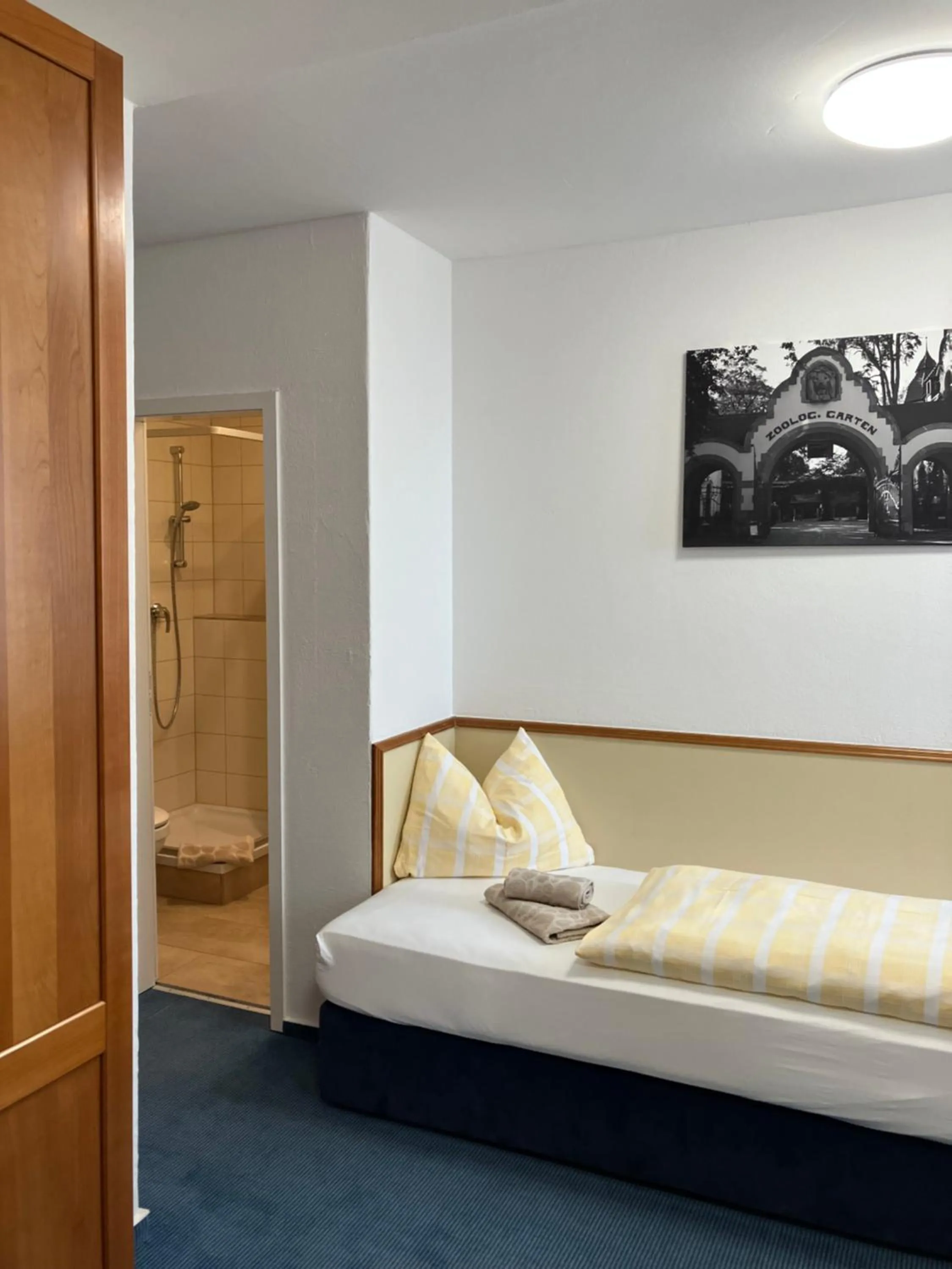 Bed in Hotel am Bayrischen Platz