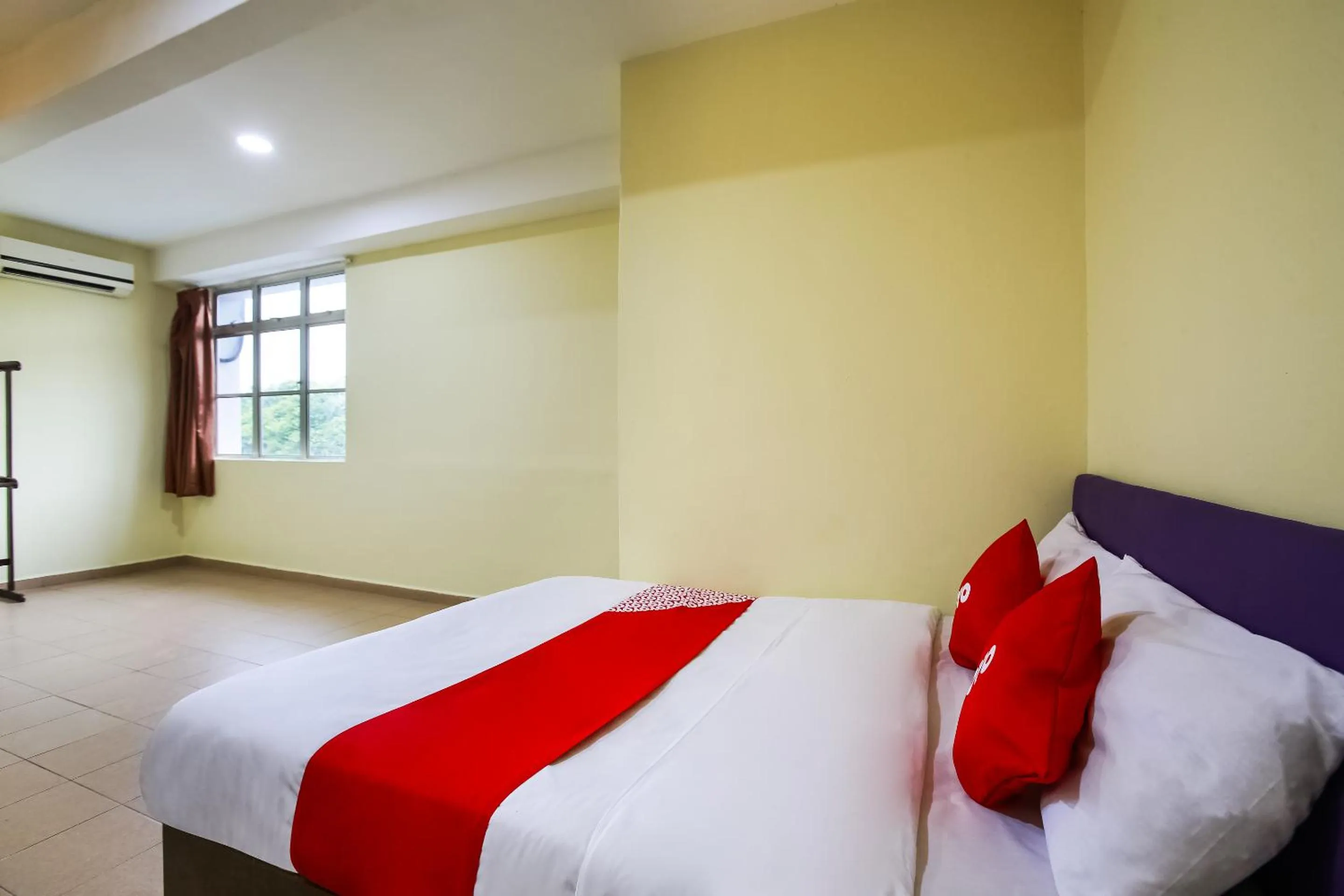 Bed in Happy Inn Hotel