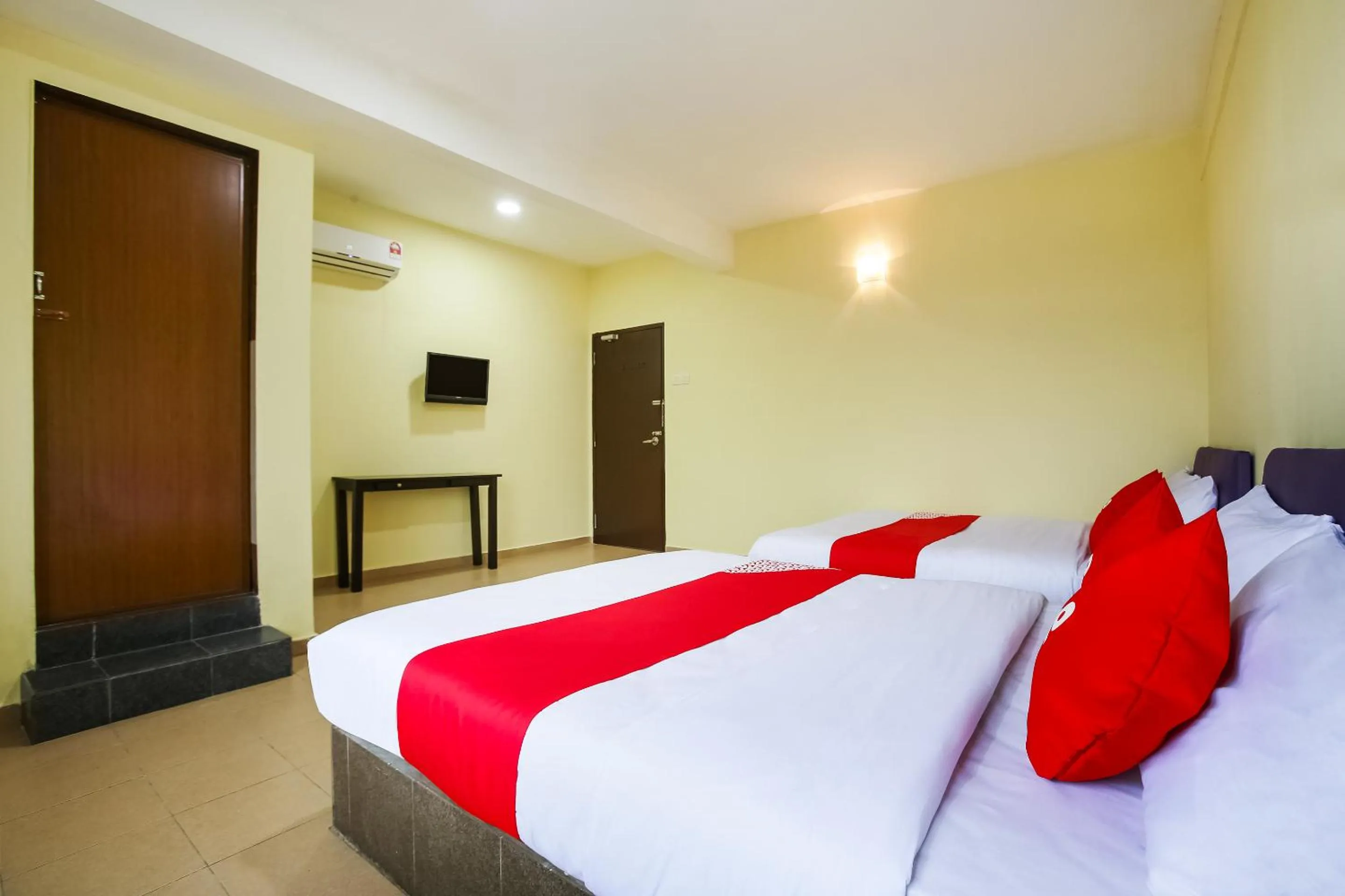 Bed in Happy Inn Hotel