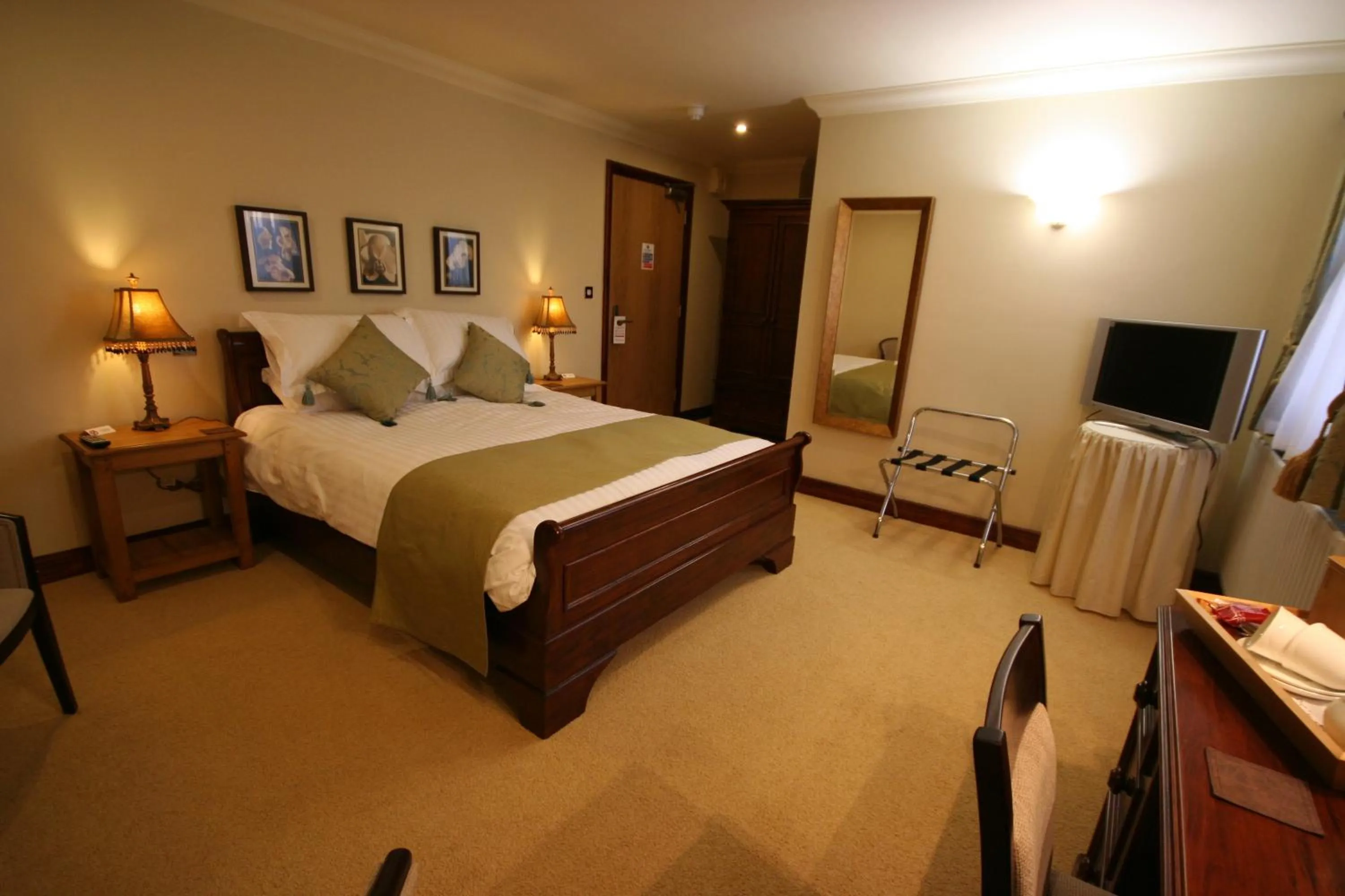 Photo of the whole room, Bed in Three Horseshoes Country Inn