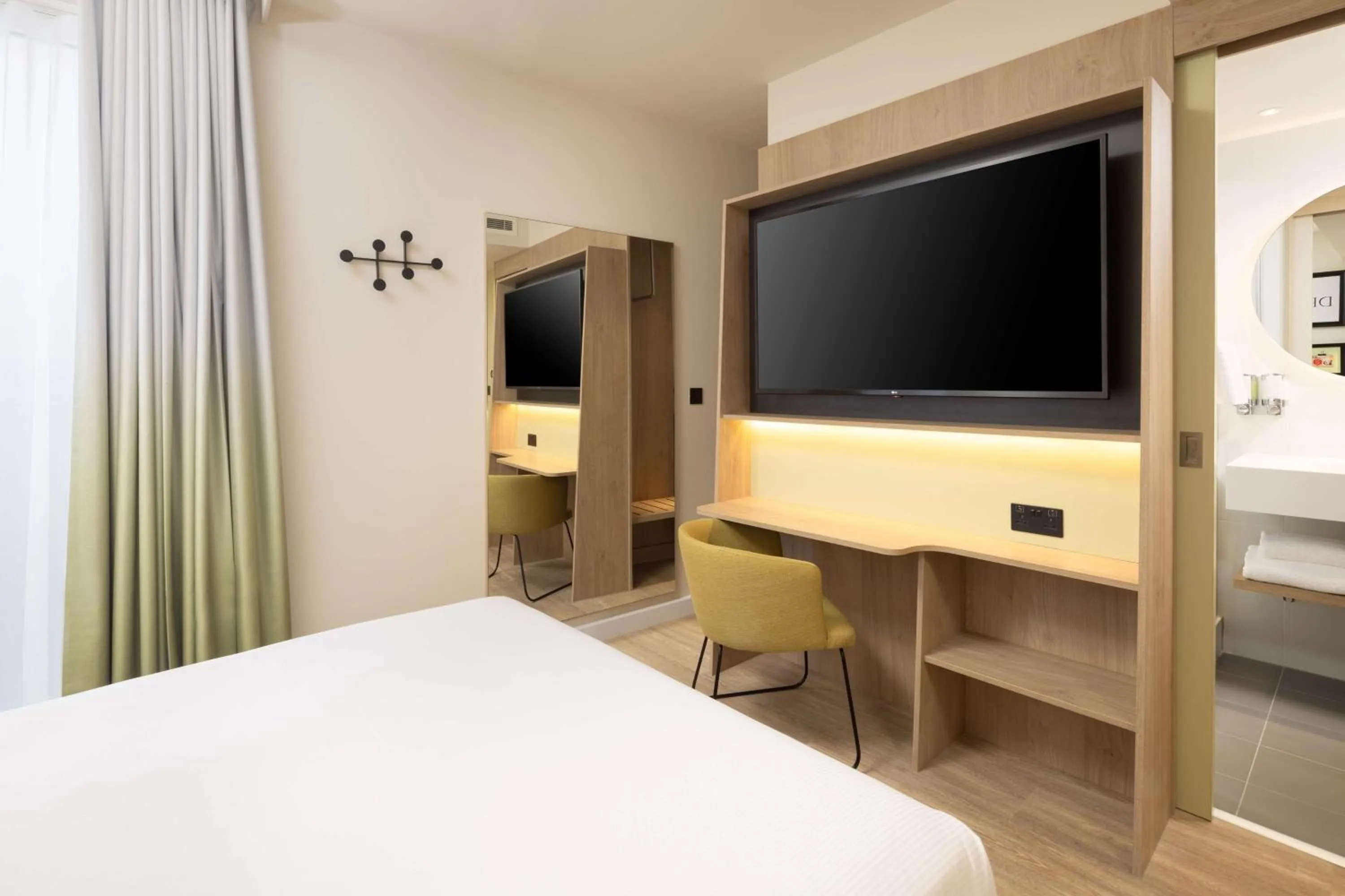 Bedroom, Bed in Hampton By Hilton London Old Street