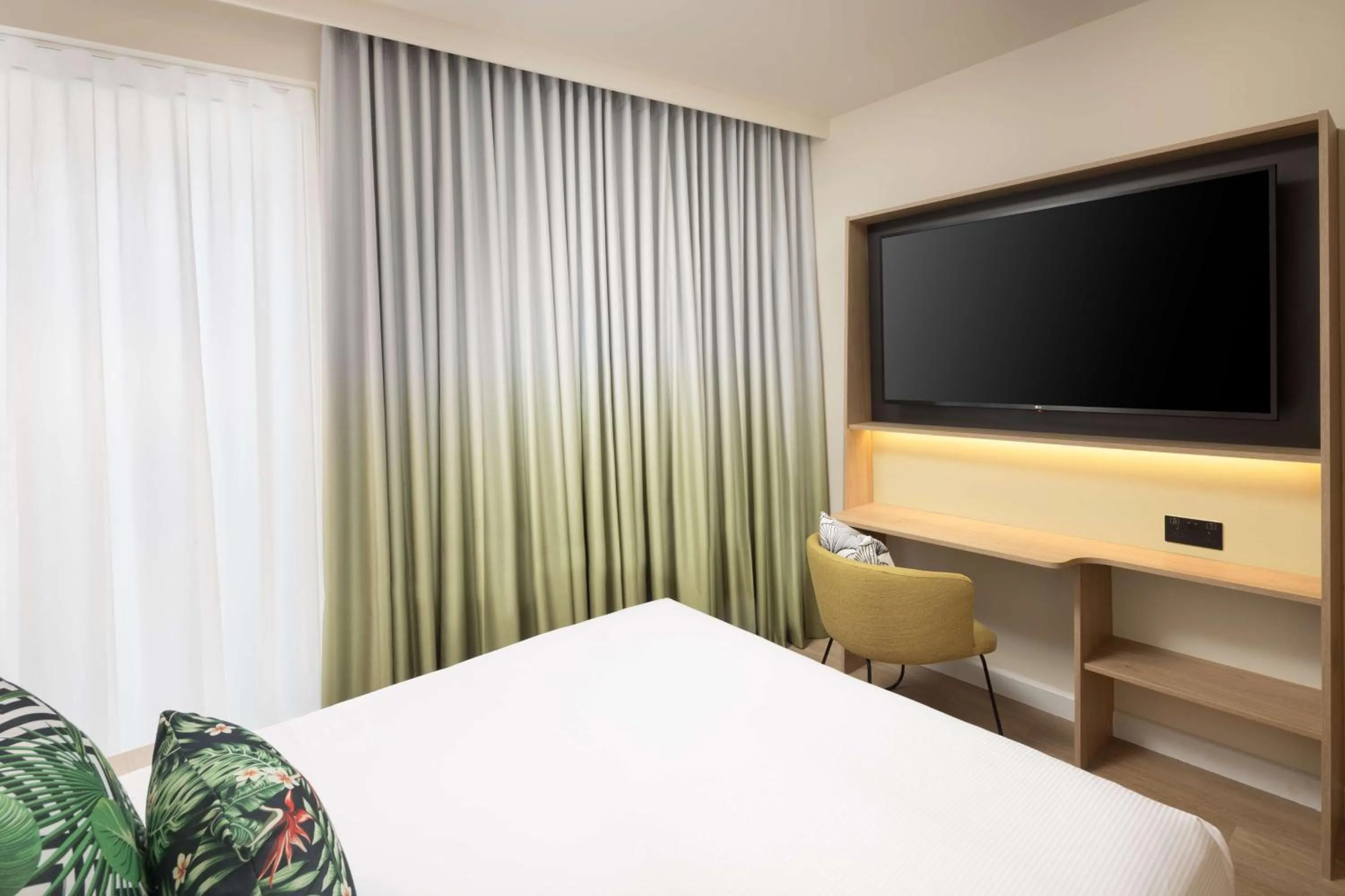 Bedroom, Bed in Hampton By Hilton London Old Street