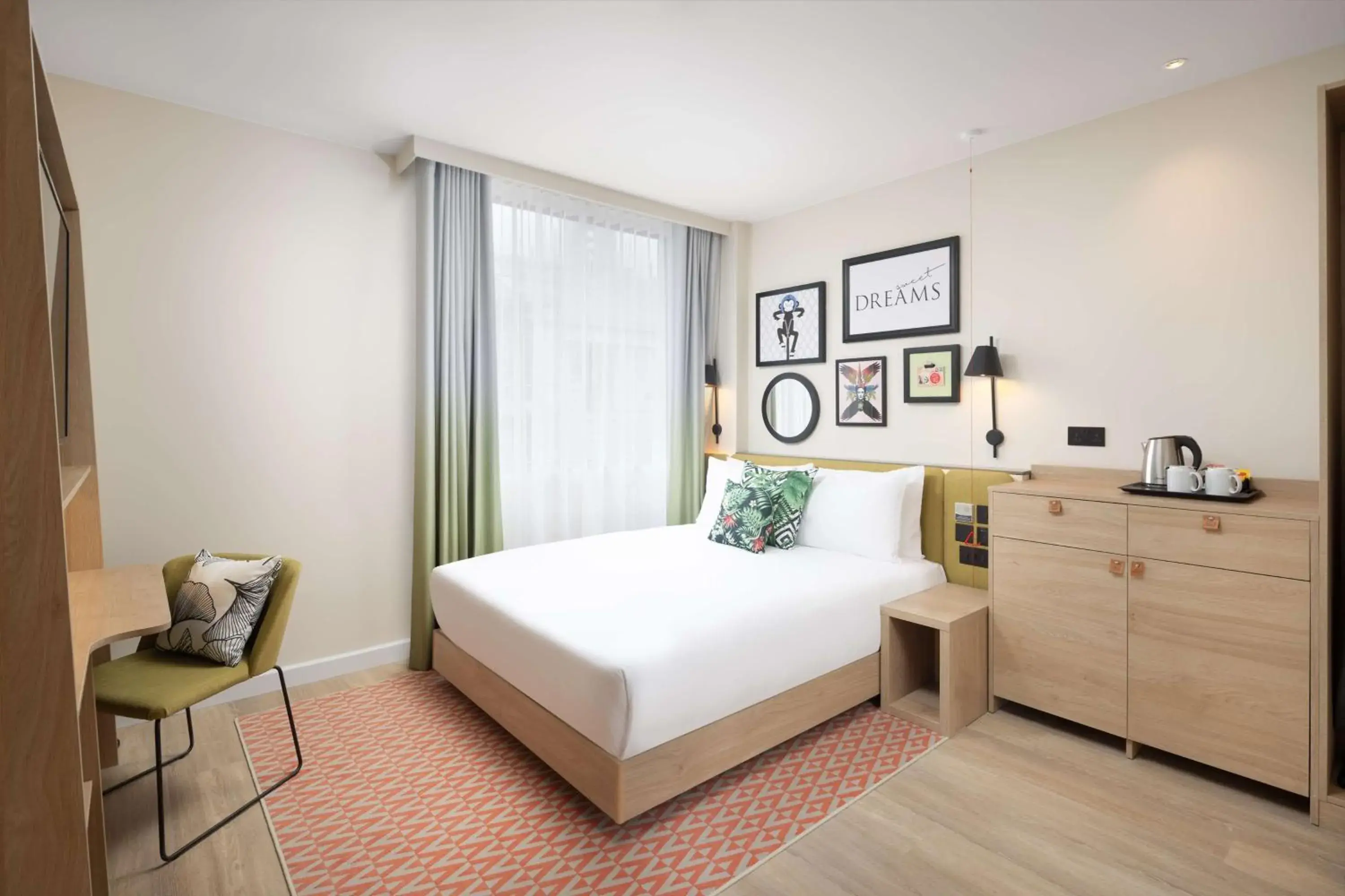 Queen Room - Mobility Access in Hampton By Hilton London Old Street Queen Room - Mobility Access in Hampton By Hilton London Old Street