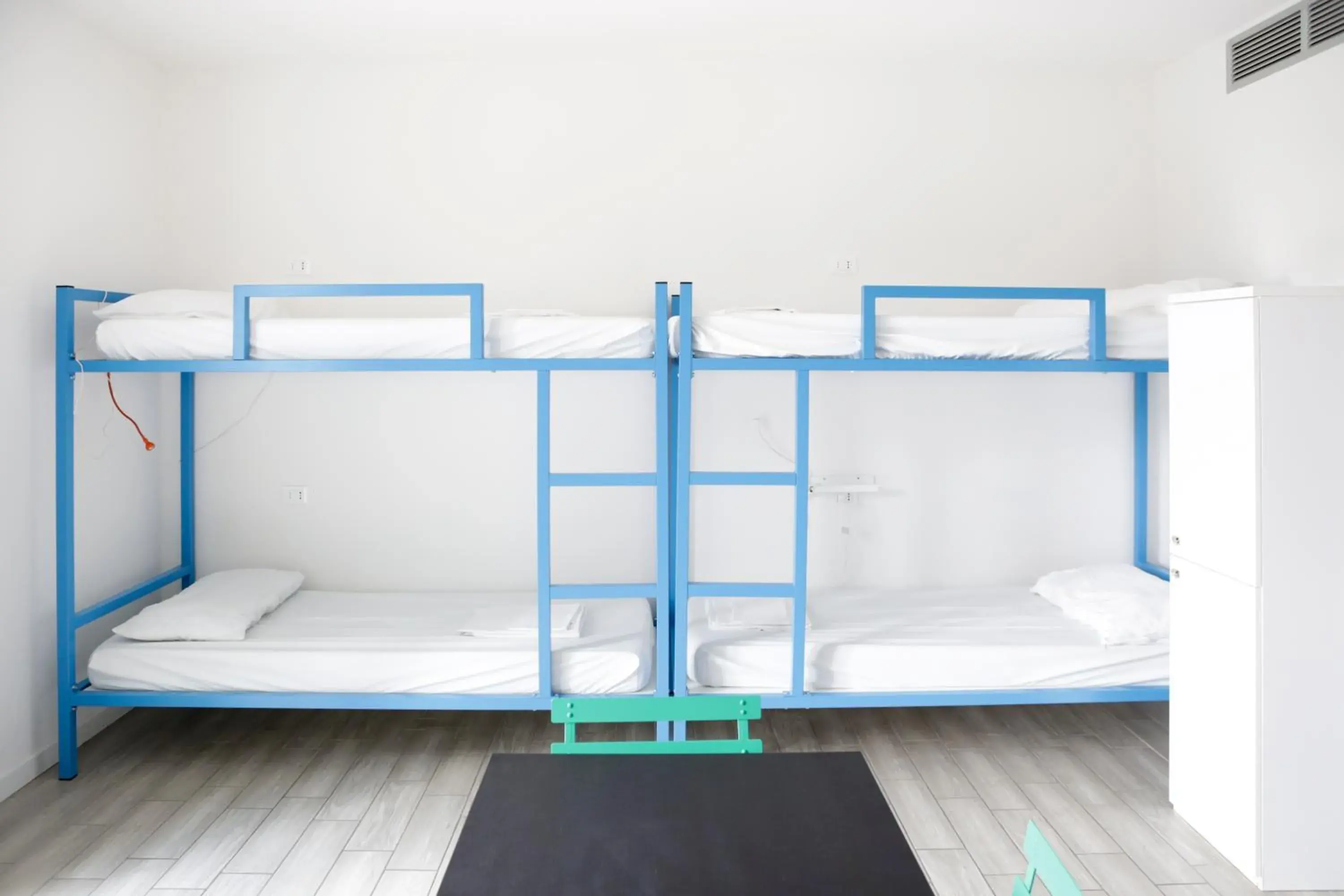 Bed in 8-Bed Mixed Dormitory Room in Ostello Meet Gardalake Hostel Bed in 8-Bed Mixed Dormitory Room in Ostello Meet Gardalake Hostel