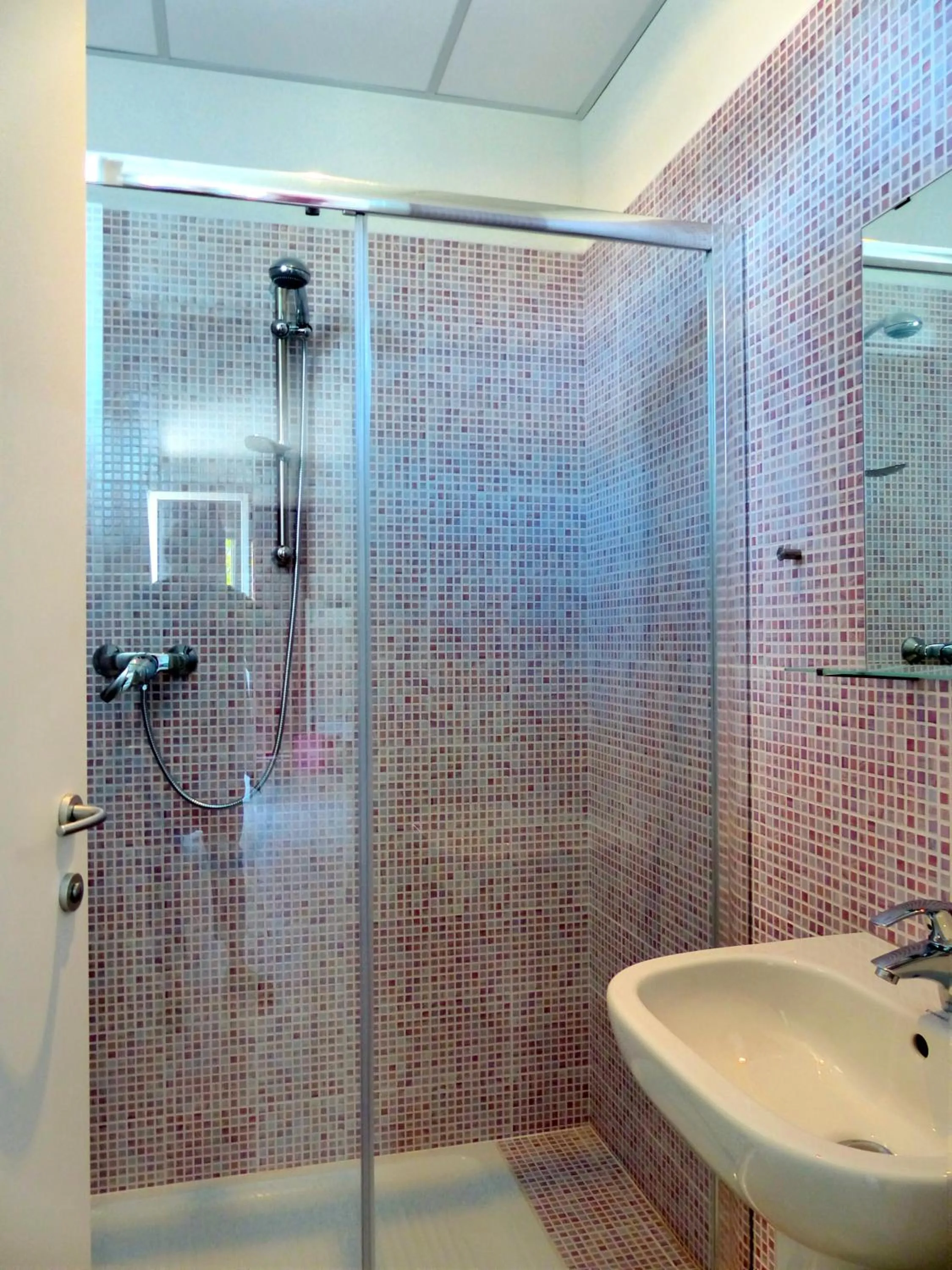 Bathroom in Ostello Meet Gardalake Hostel