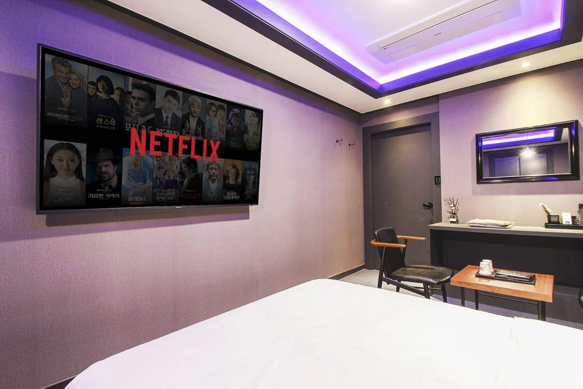 TV and multimedia, Bed in Carlton Hotel