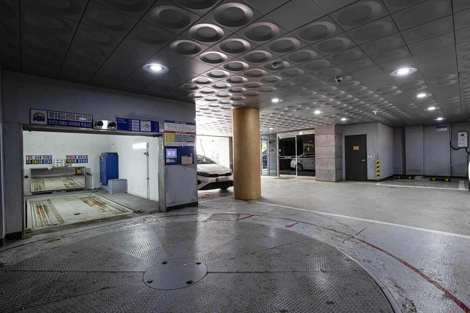 Parking in Carlton Hotel