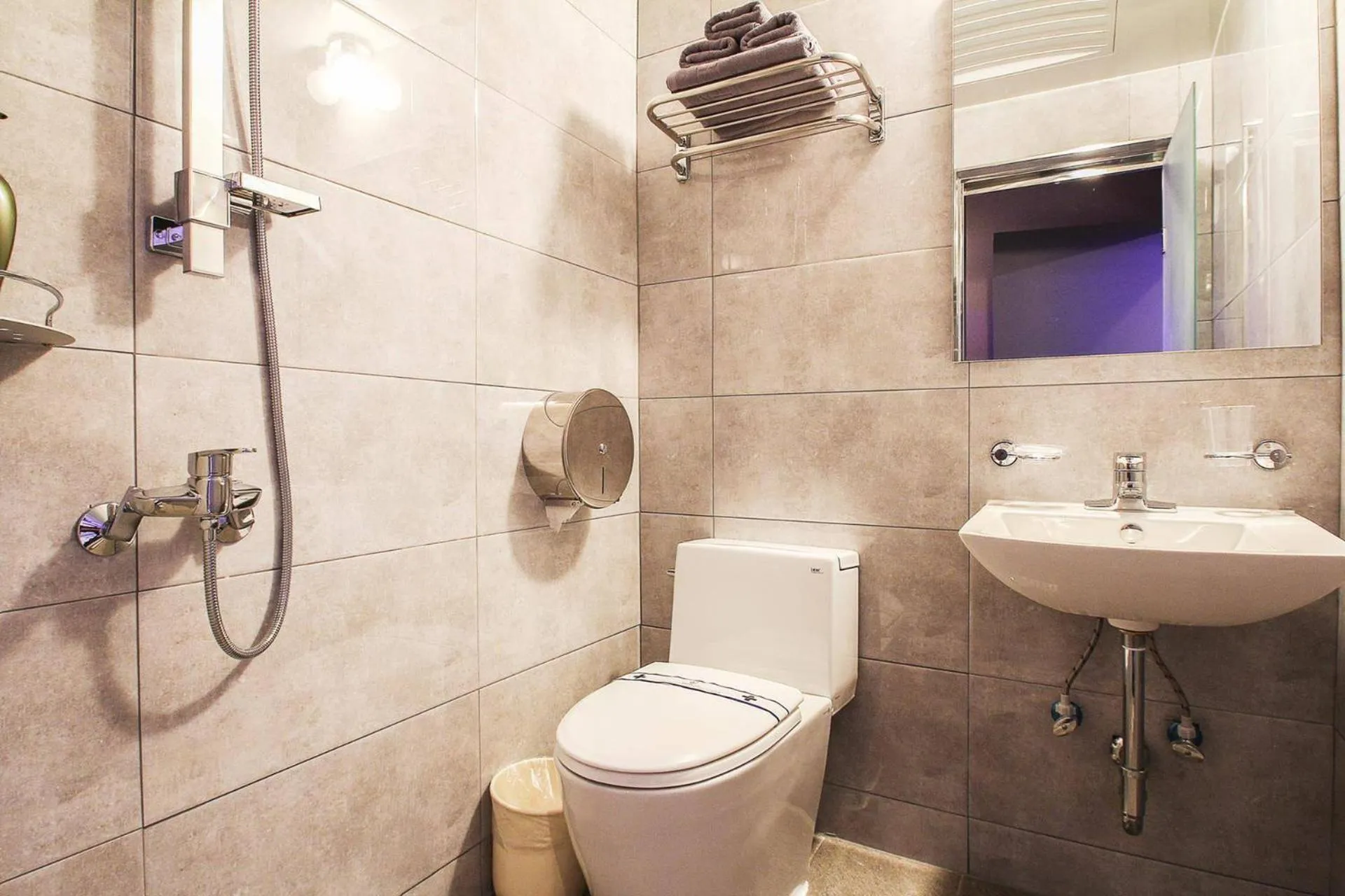 Toilet in Carlton Hotel