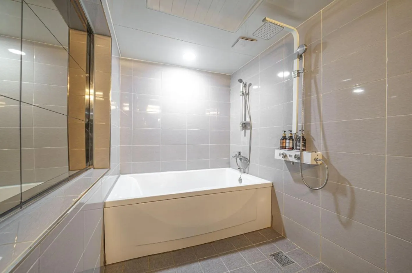 Shower in Carlton Hotel