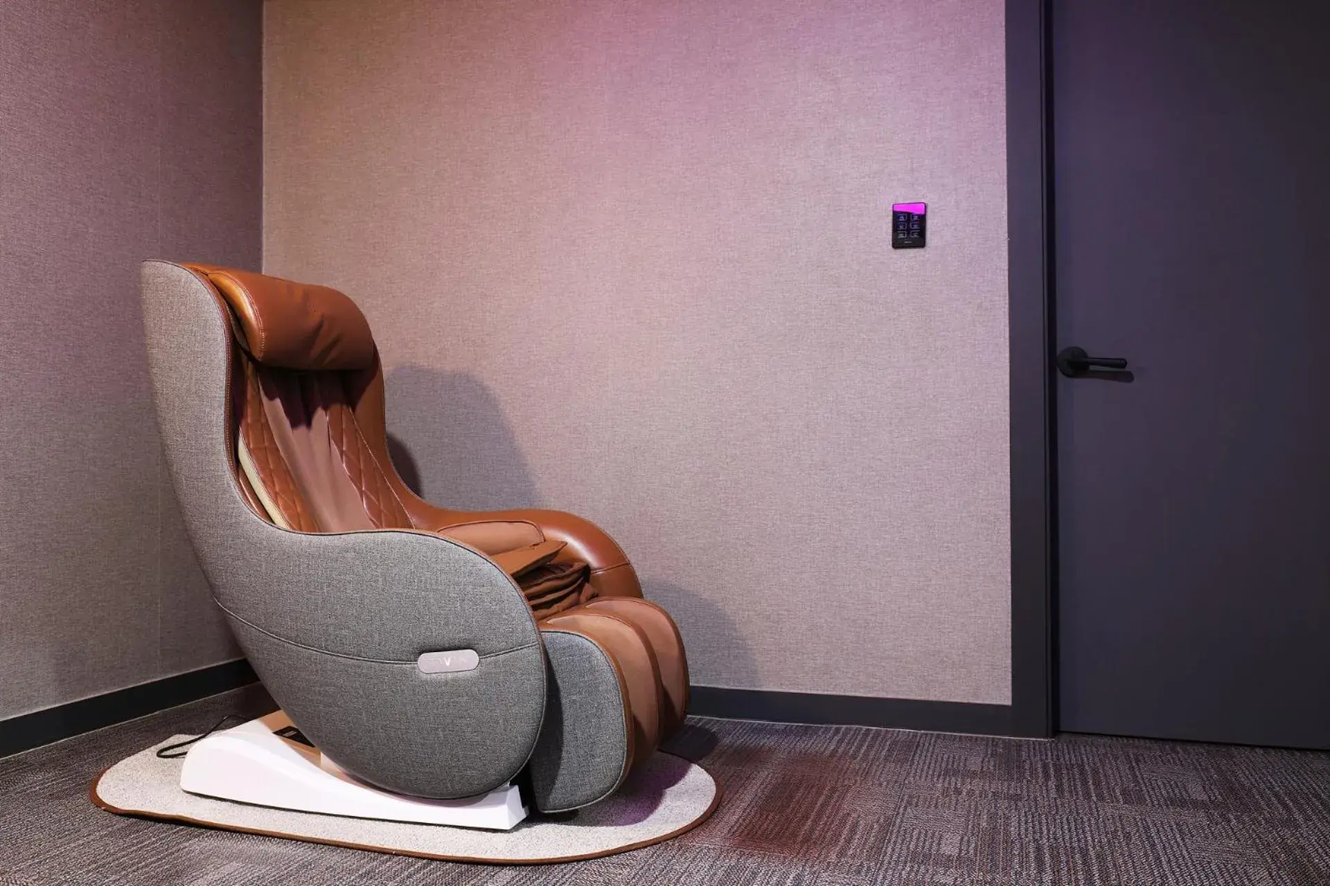 Deluxe King Room in Carlton Hotel Deluxe King Room in Carlton Hotel