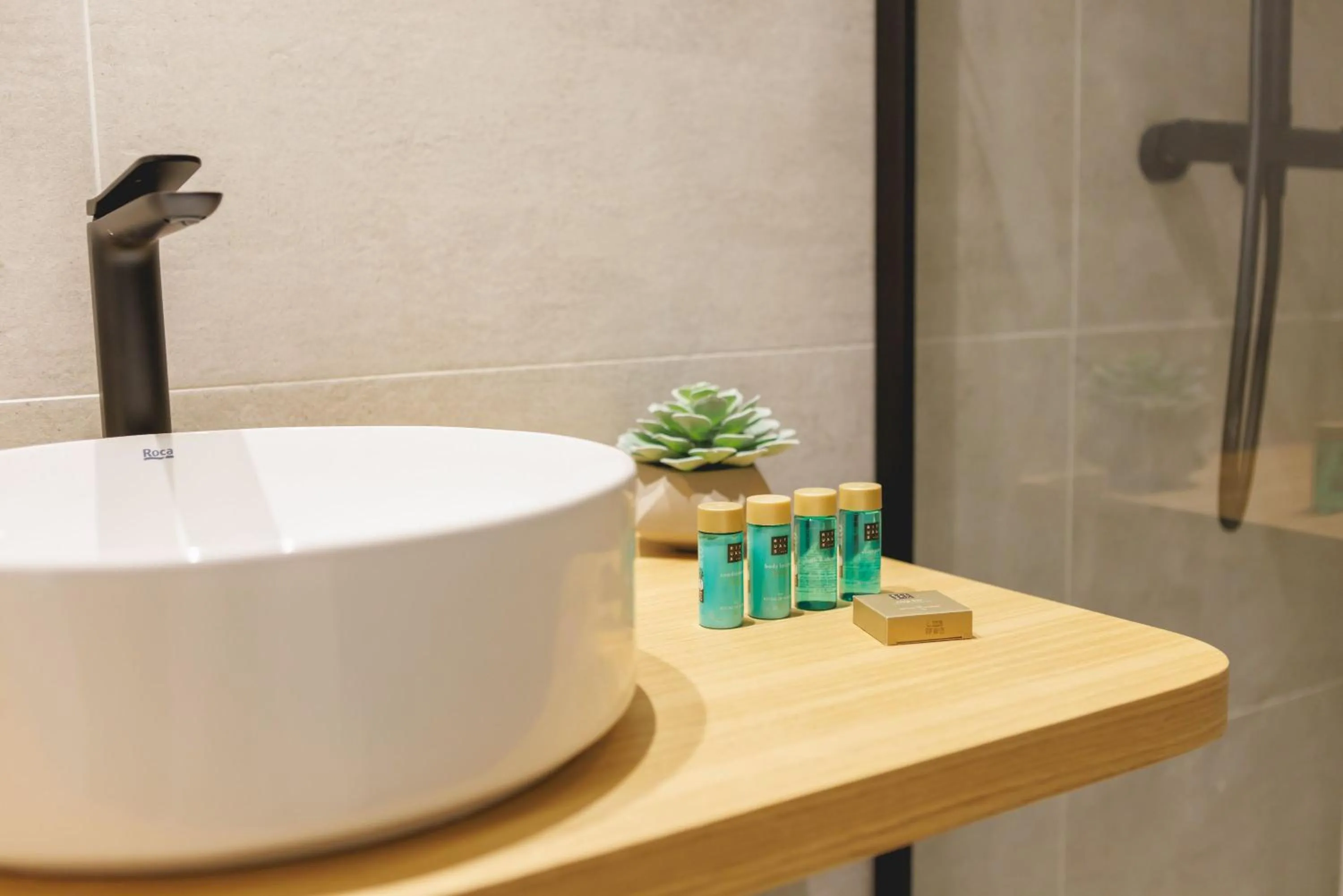 Bathroom in Bravissimo Devesa, 3 bedrooms and near the parc