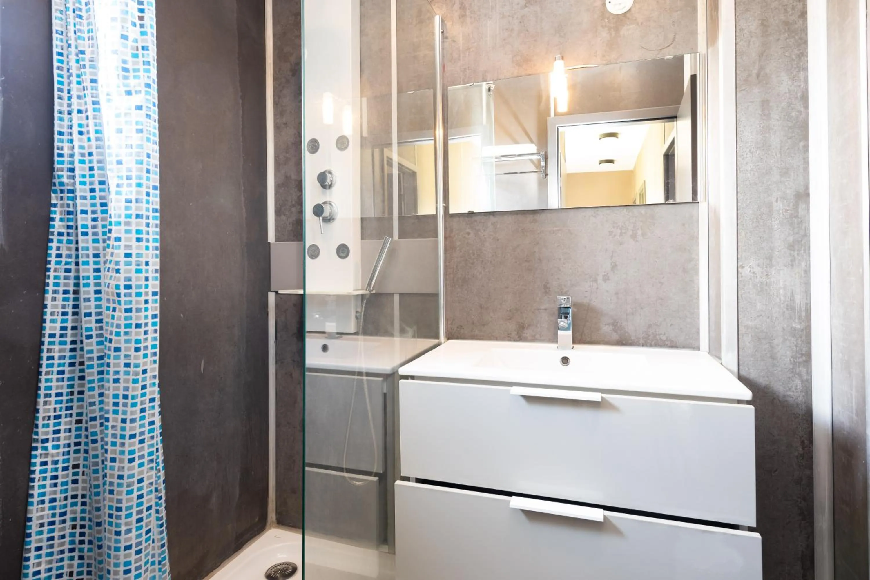 Shower in Le Village de la Pointe