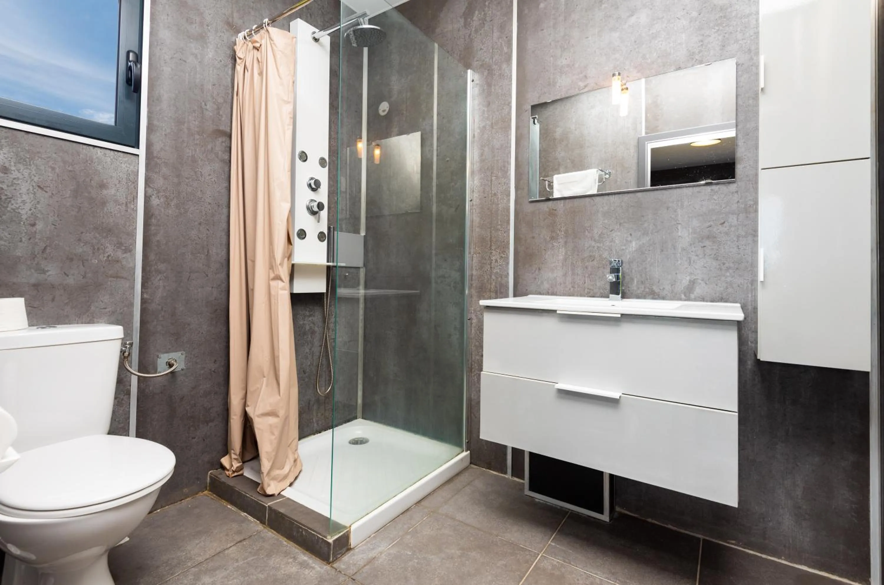 Shower in Le Village de la Pointe