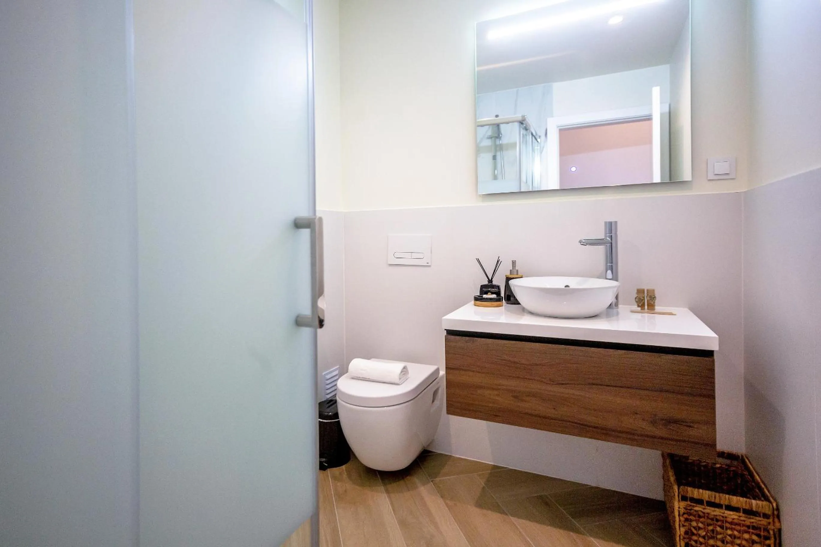 Toilet in Guest House Jacarandá Faro