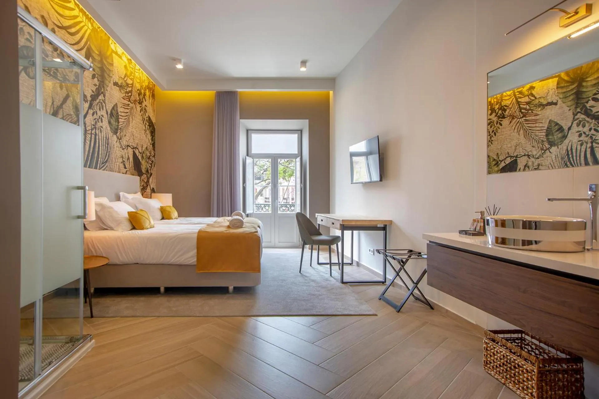 Shower, Bed in Guest House Jacarandá Faro