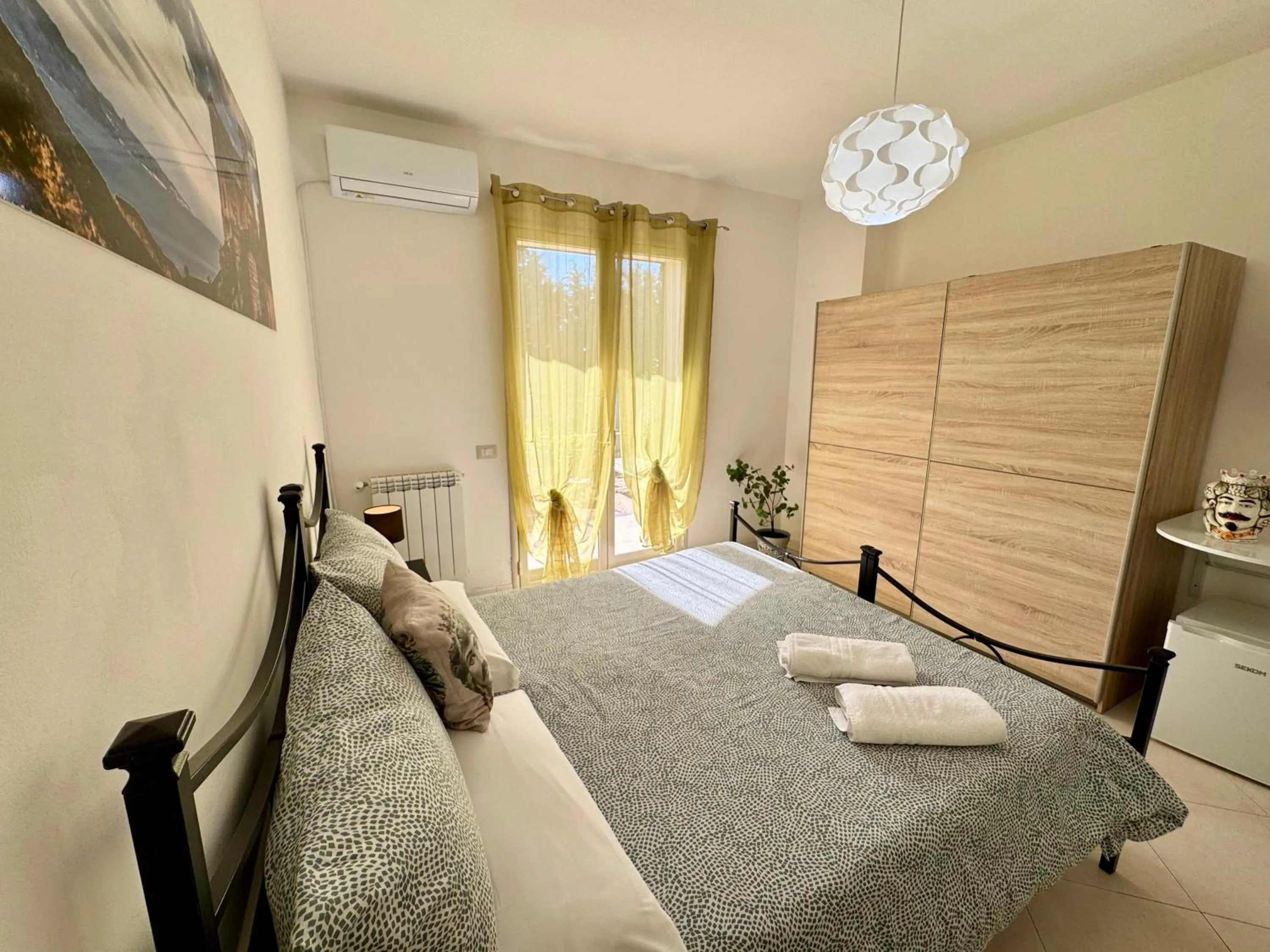 Bedroom, Bed in New Naxos Village