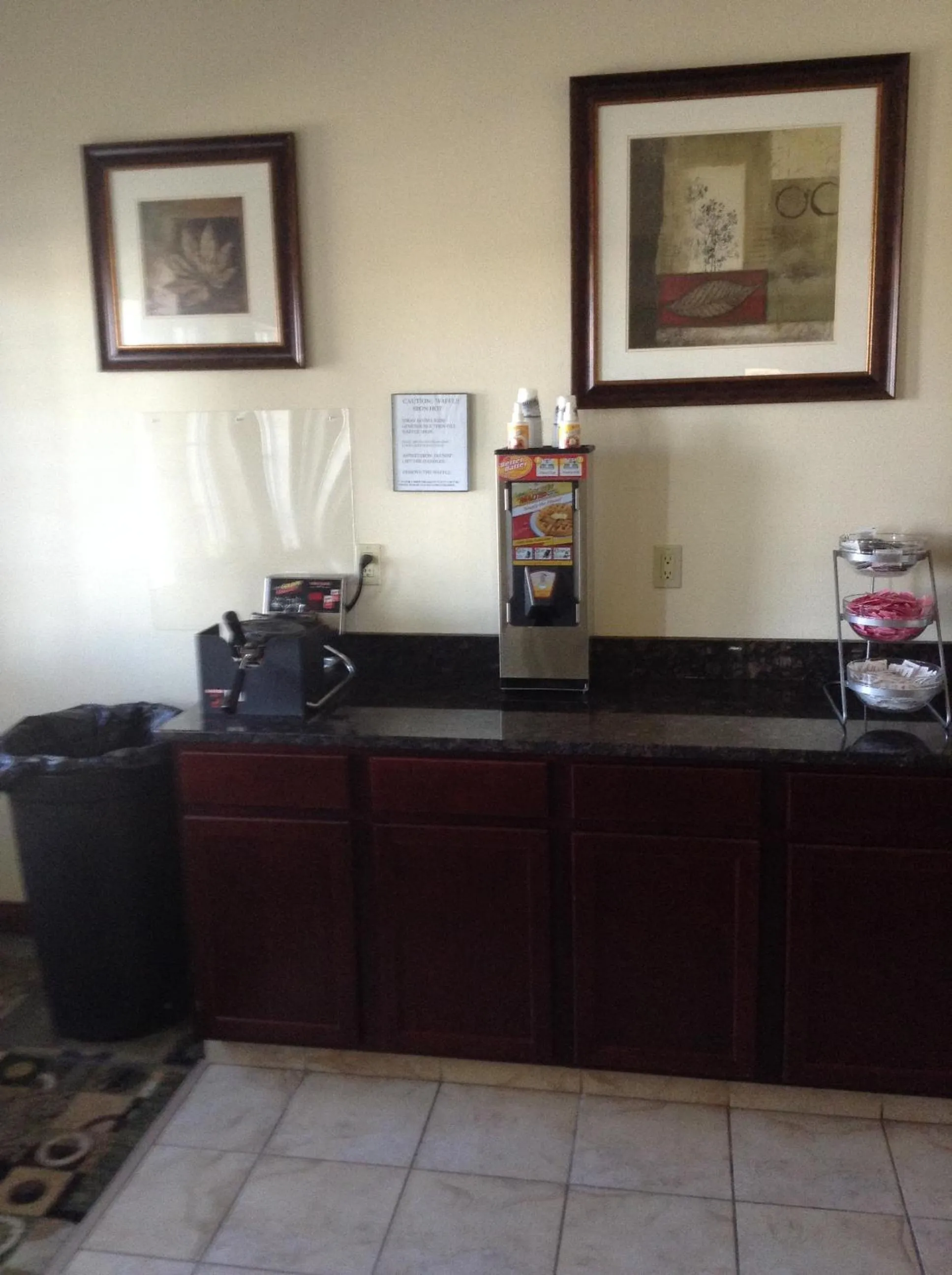 Restaurant/places to eat in Days Inn by Wyndham Carroll