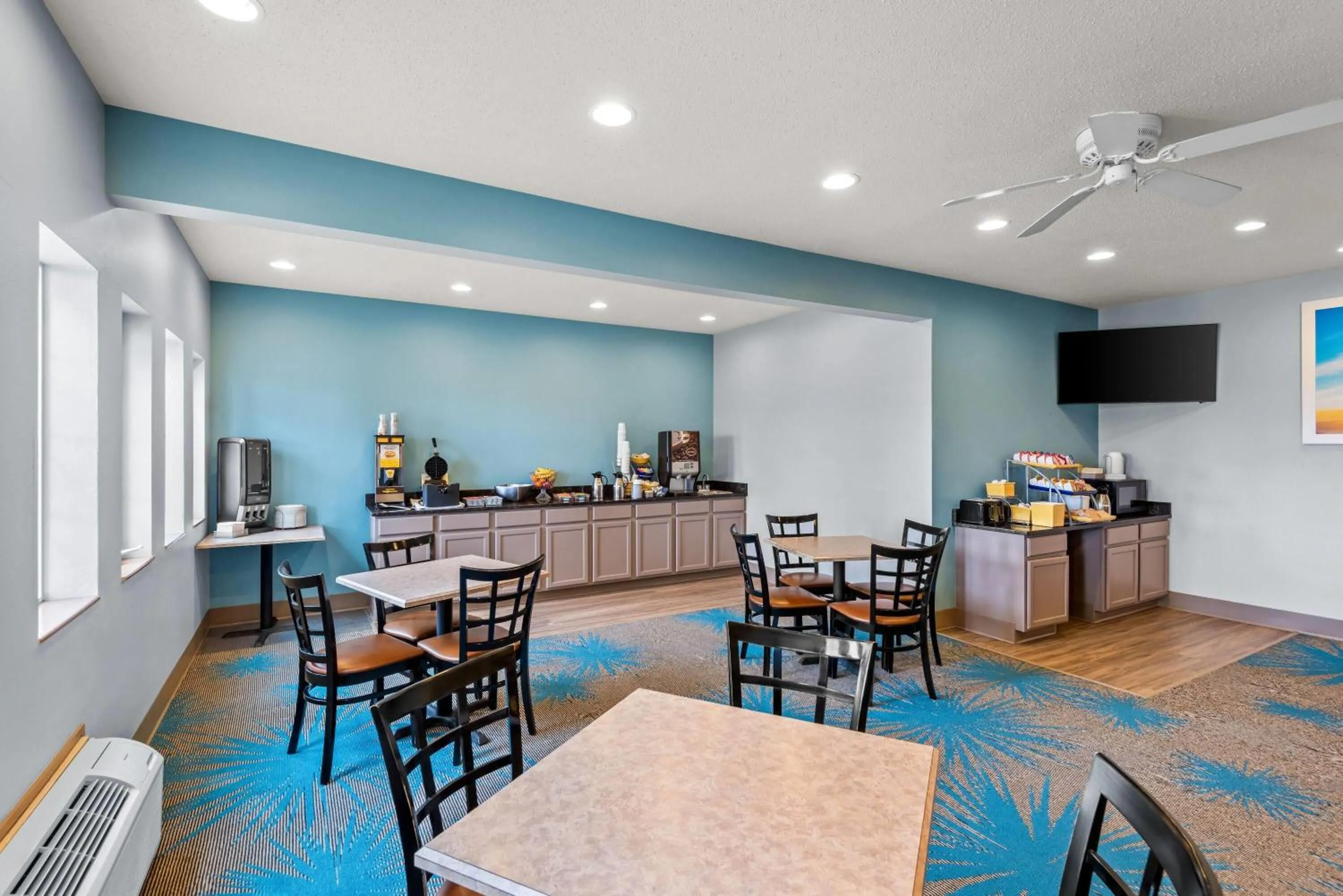 Restaurant/places to eat in Days Inn by Wyndham Carroll