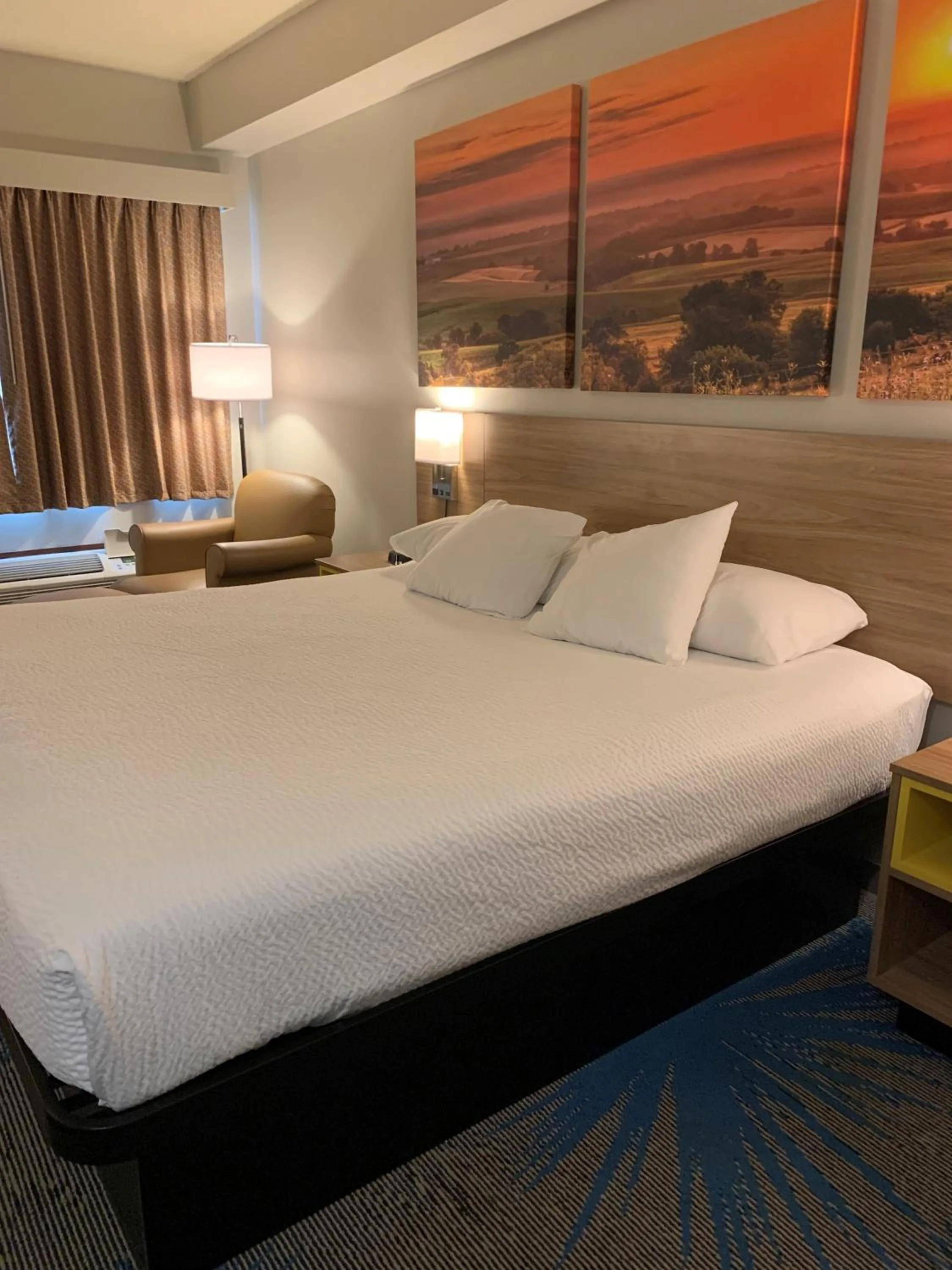 Bedroom, Bed in Days Inn by Wyndham Carroll