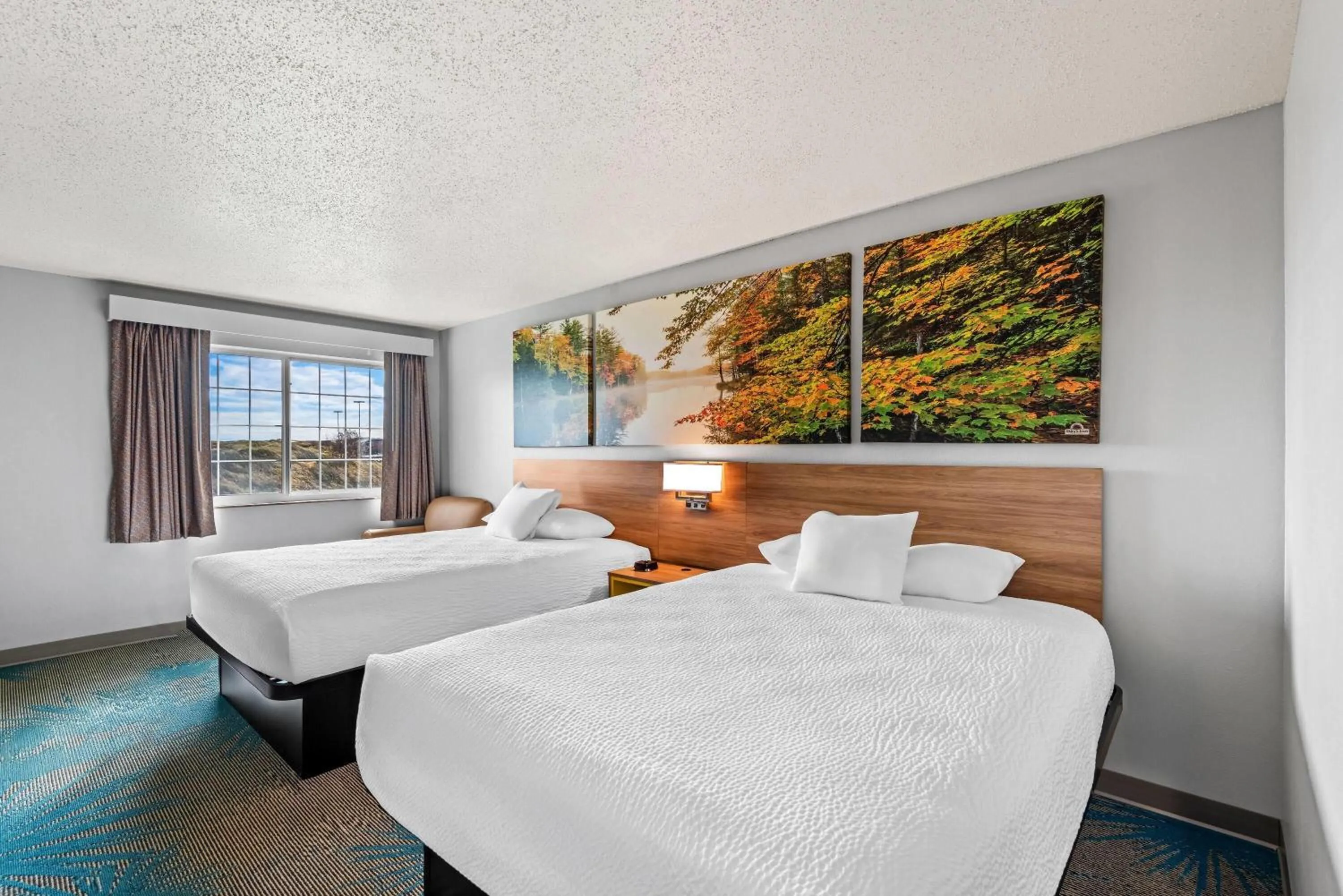 Photo of the whole room, Bed in Days Inn by Wyndham Carroll