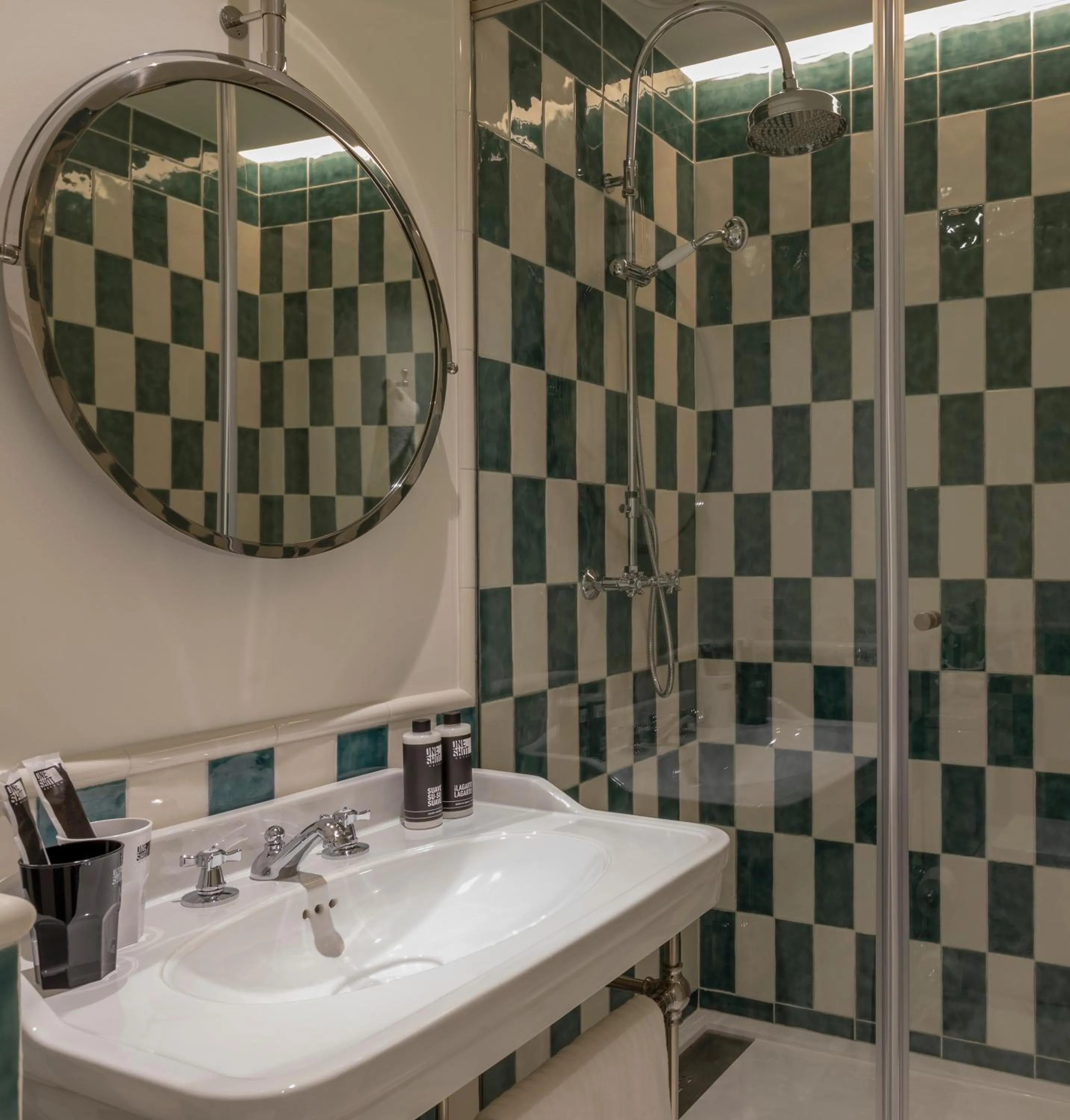 Shower in One Shot Palácio Cedofeita