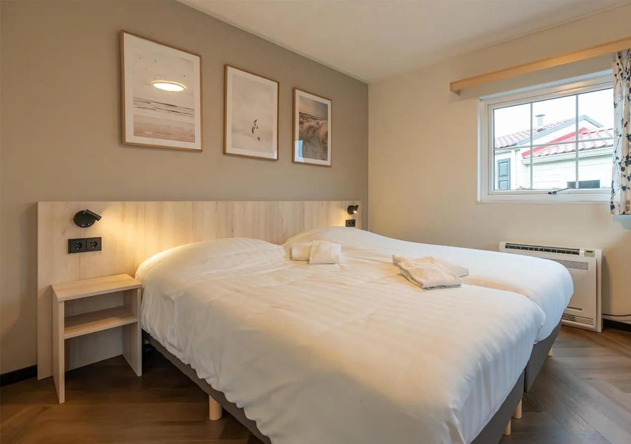 Photo of the whole room, Bed in Chaletparc Krabbenkreek Zeeland - Hotel rooms "Terra Mare"