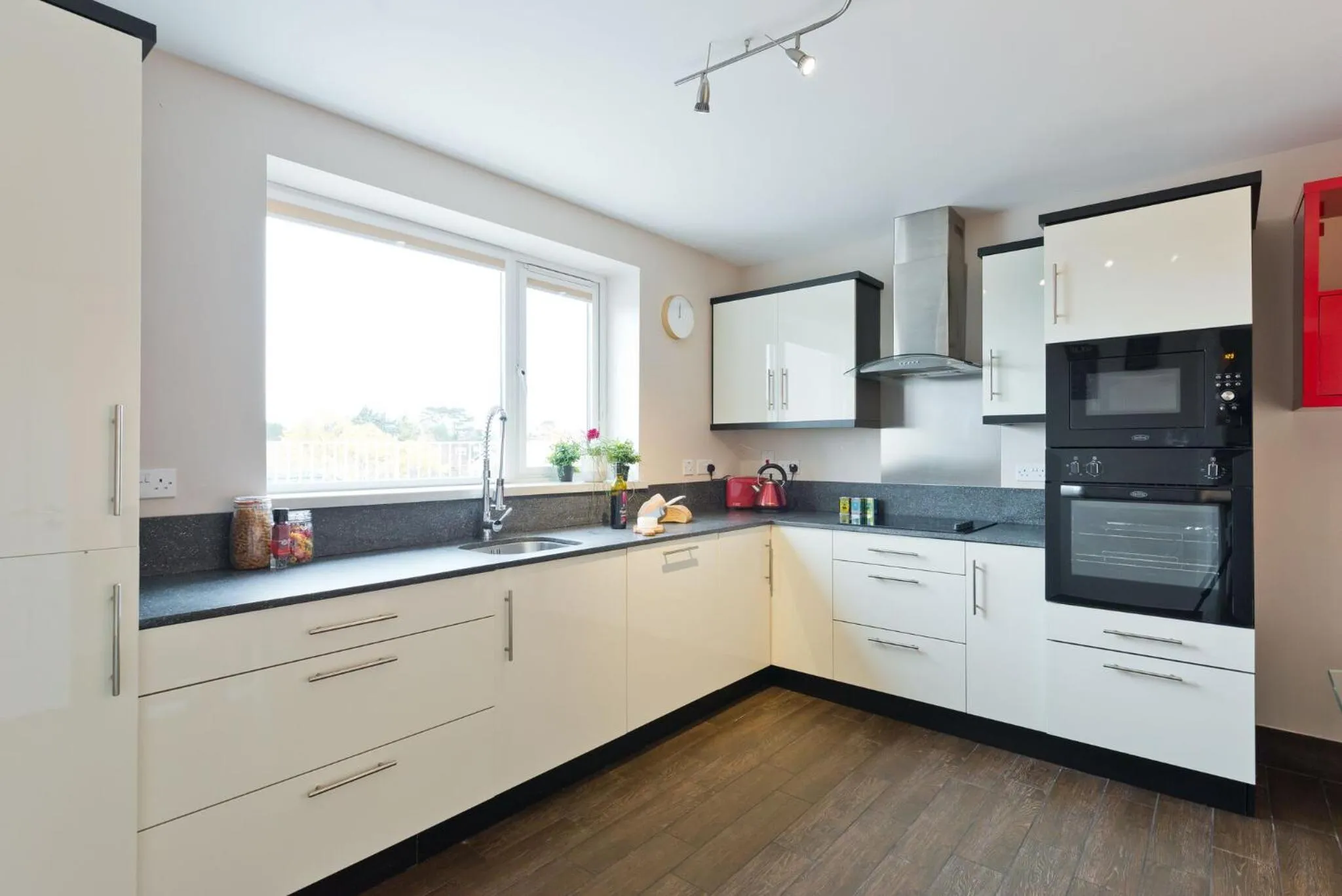 Coffee/tea facilities in Broc House Suites
