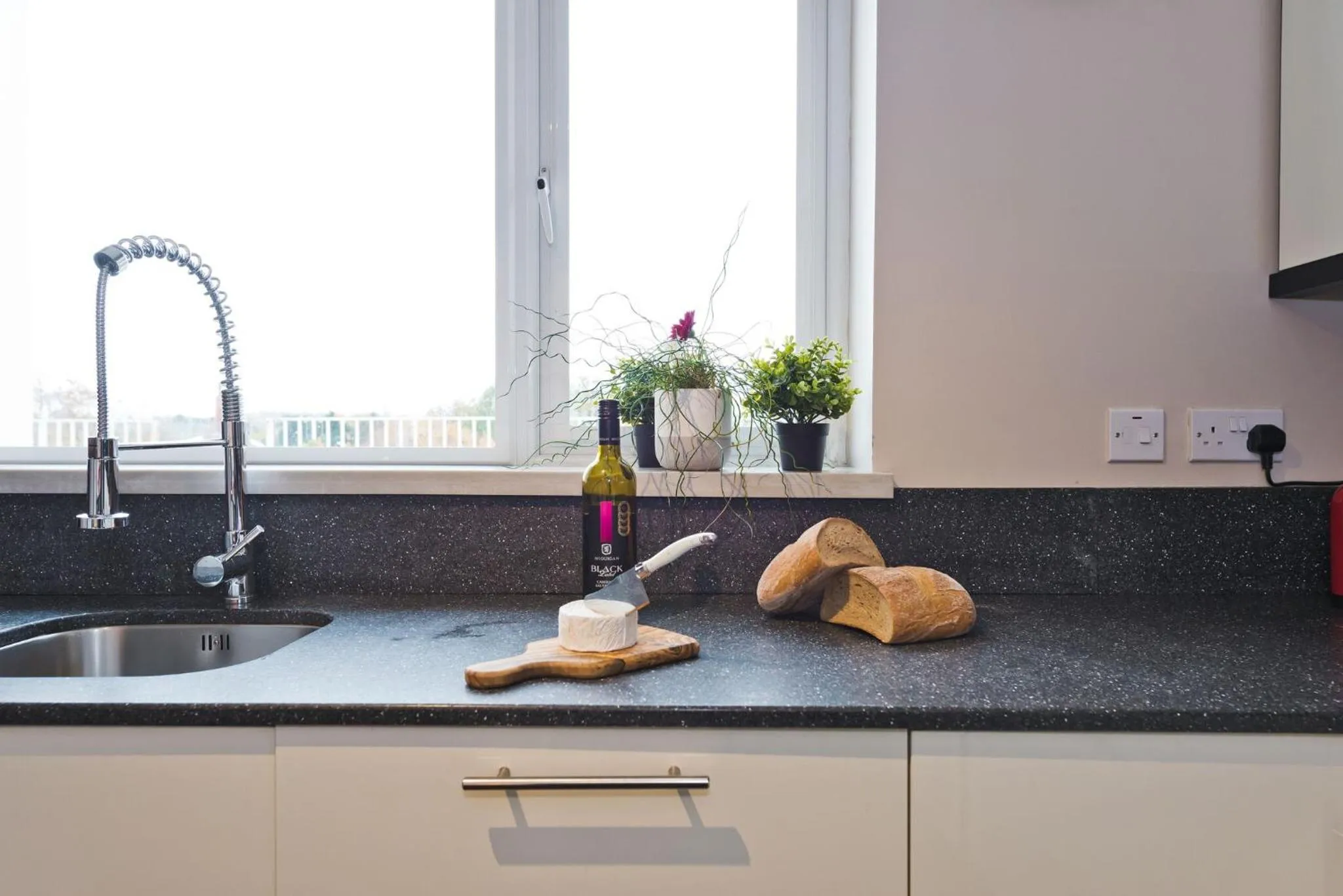 Coffee/tea facilities in Broc House Suites
