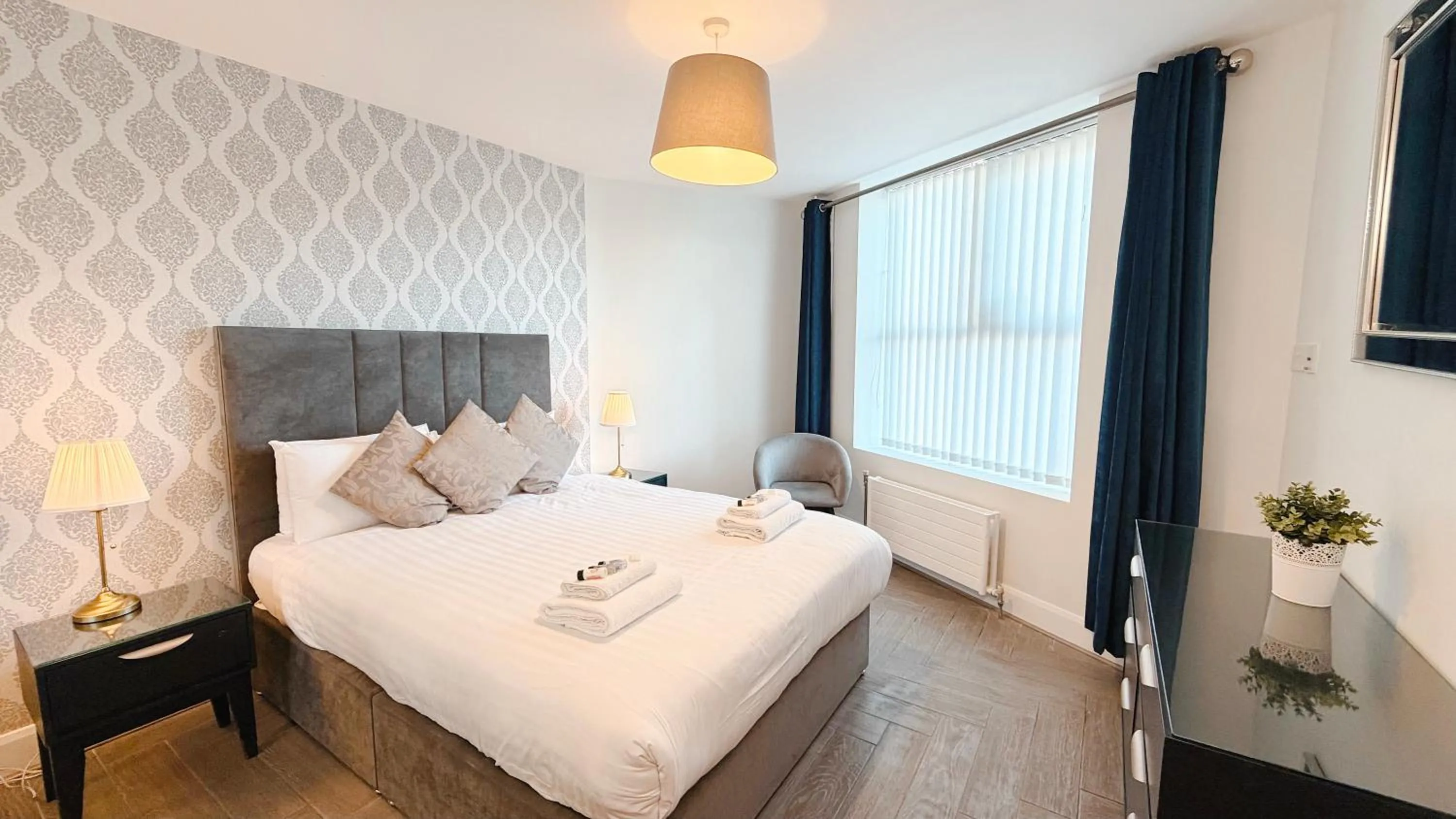 Bedroom, Bed in Broc House Suites