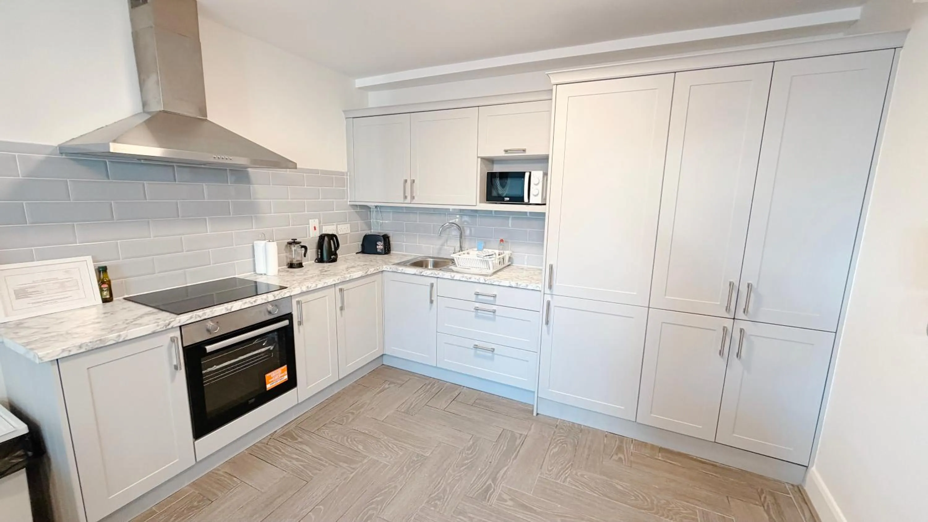 Coffee/tea facilities in Broc House Suites