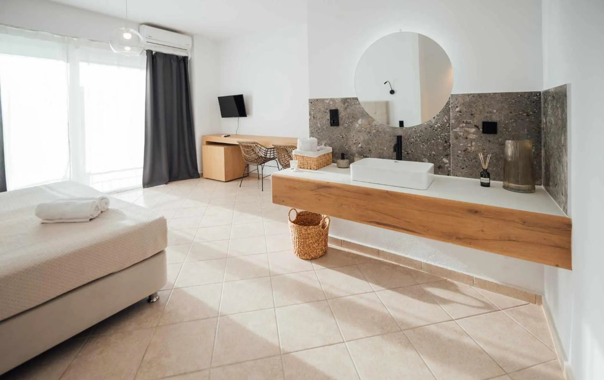 Photo of the whole room, Bed in Thirsty Dog Urban Port Studios