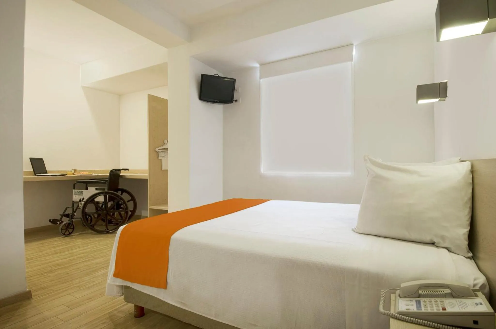 Photo of the whole room, Bed in One Toluca Aeropuerto