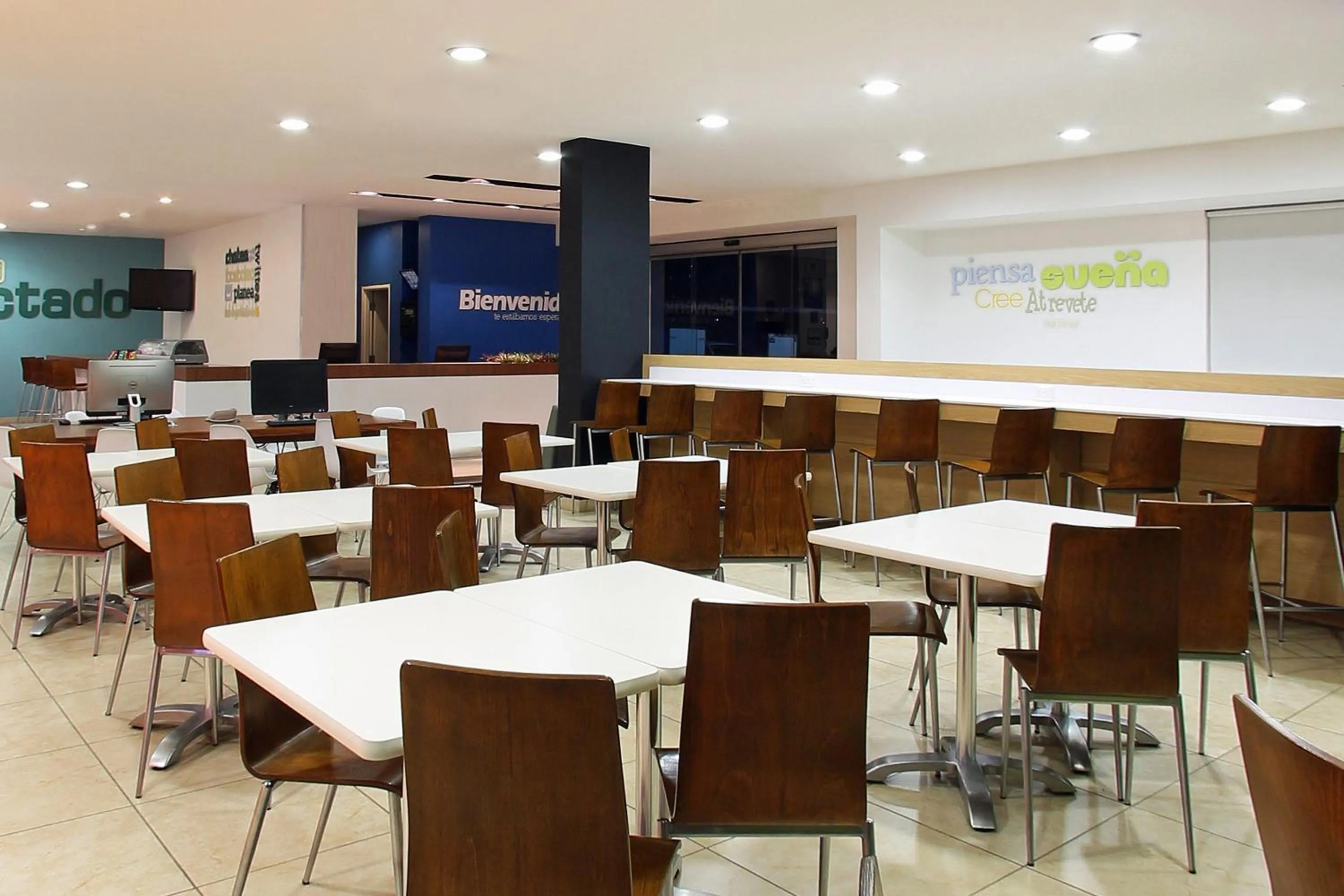 Restaurant/places to eat in One Queretaro Aeropuerto