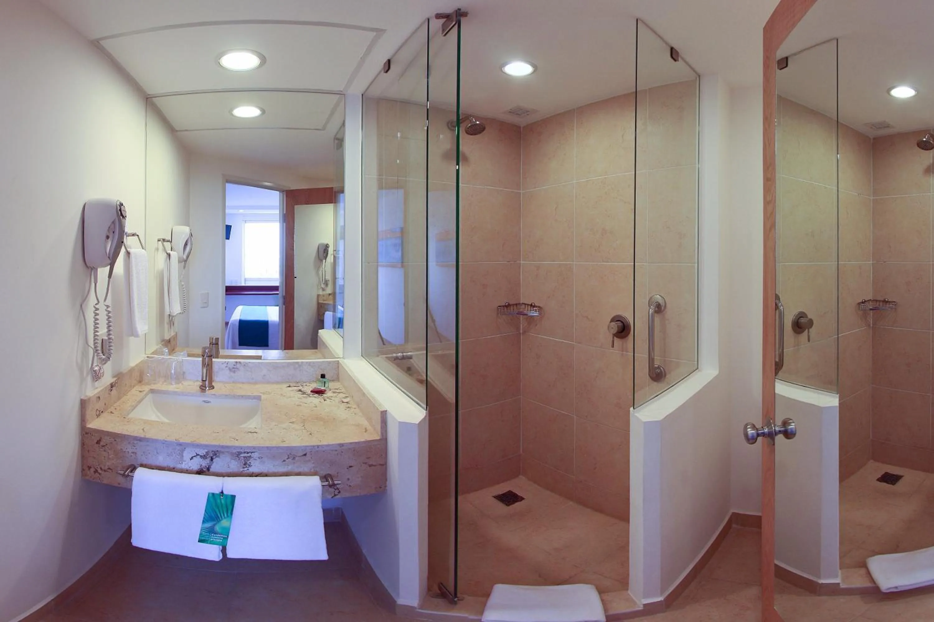 Photo of the whole room in One Xalapa Las Animas