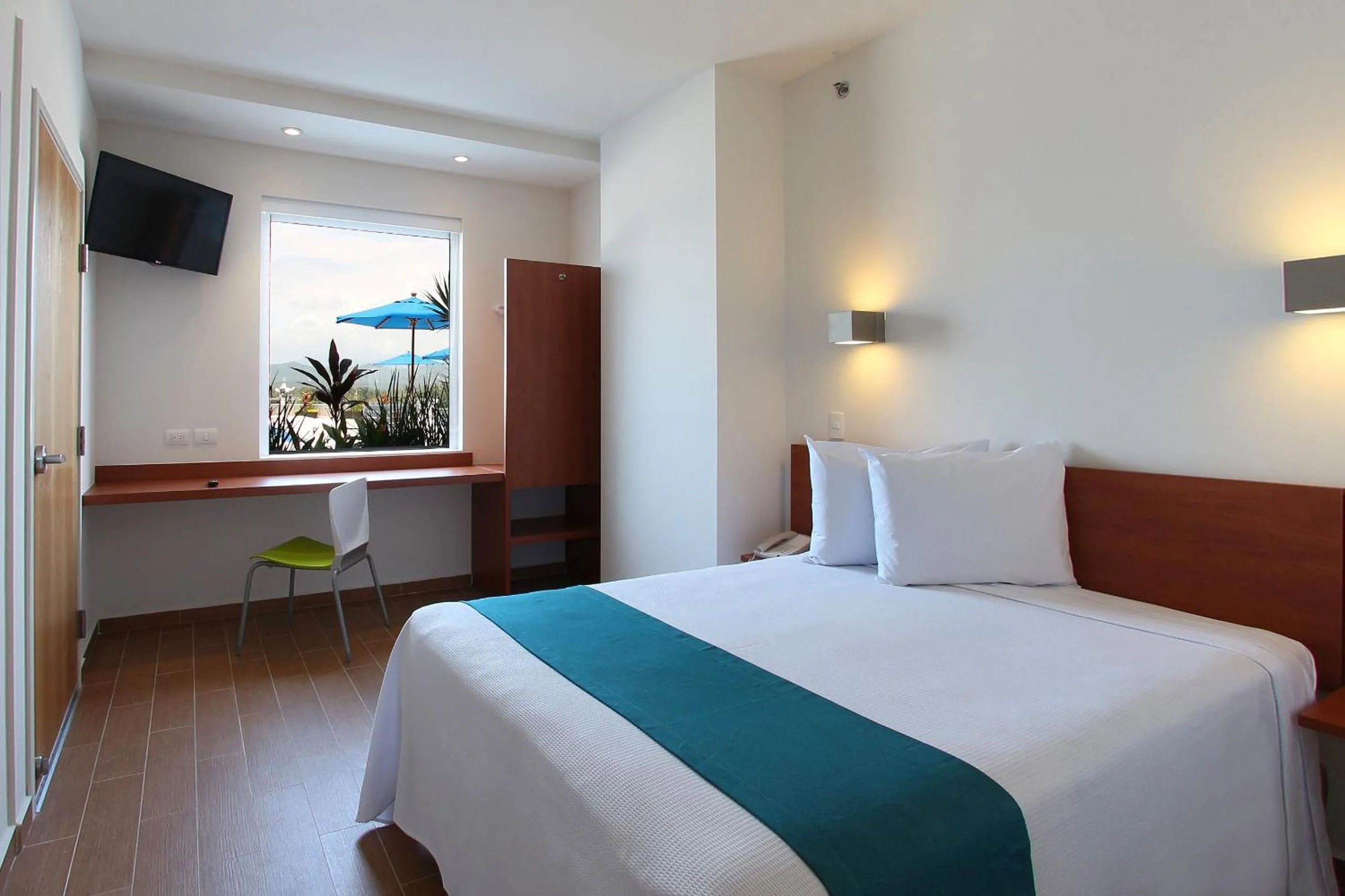 Photo of the whole room, Bed in One Puerto Vallarta Aeropuerto