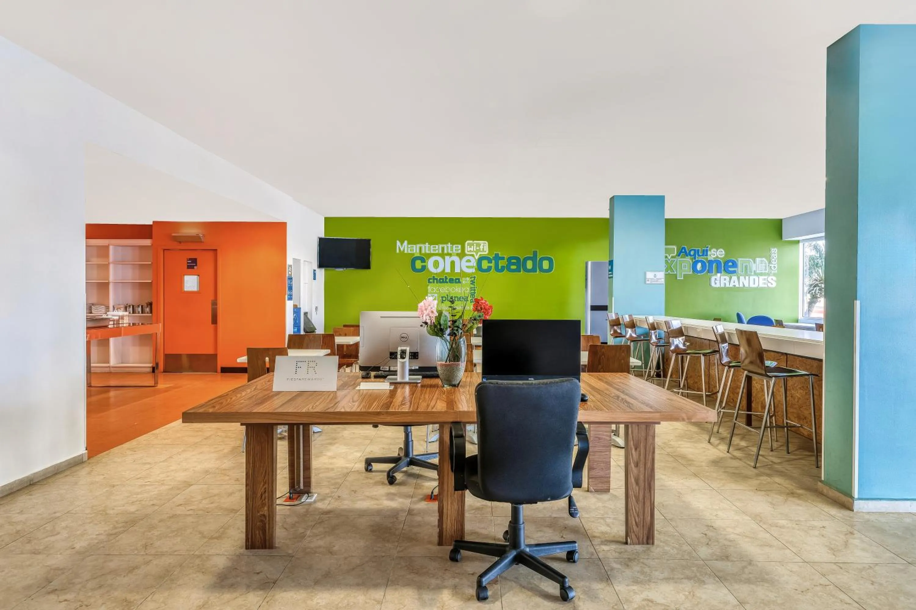 Business facilities in One Salina Cruz