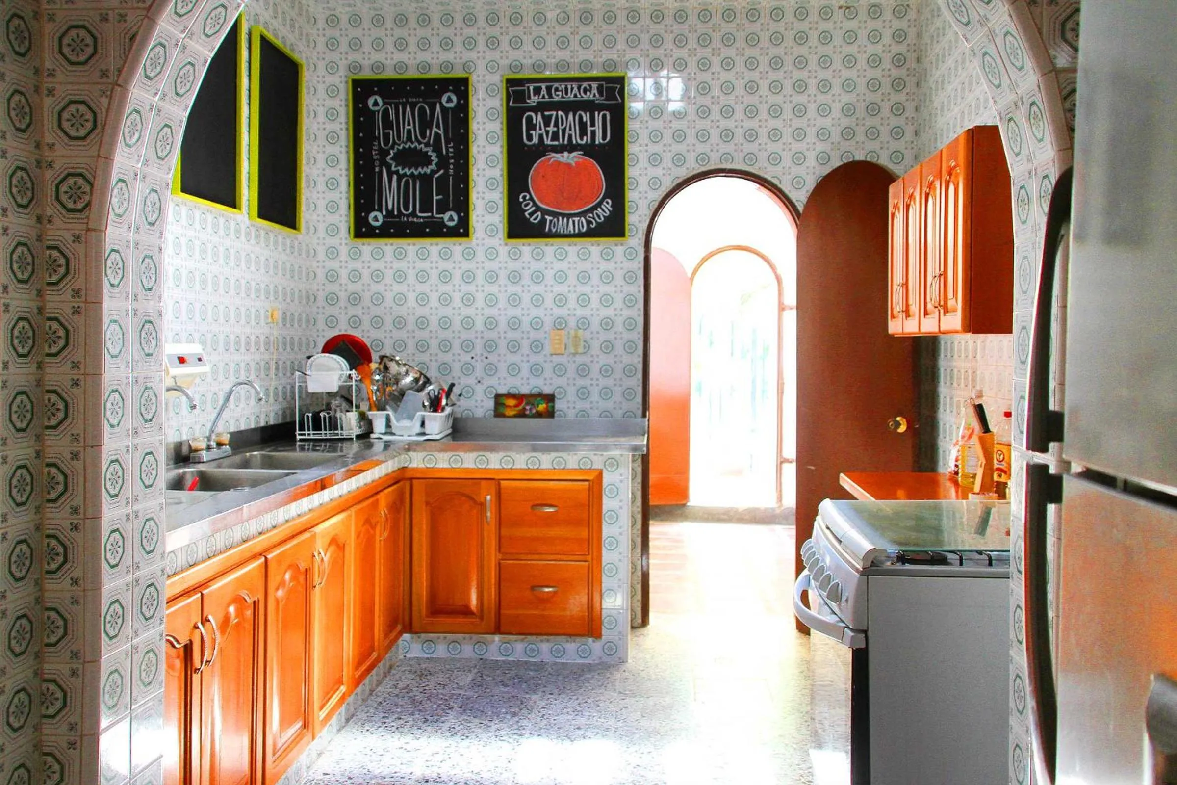 Kitchen or kitchenette in La Guaca Hostel Santa Marta