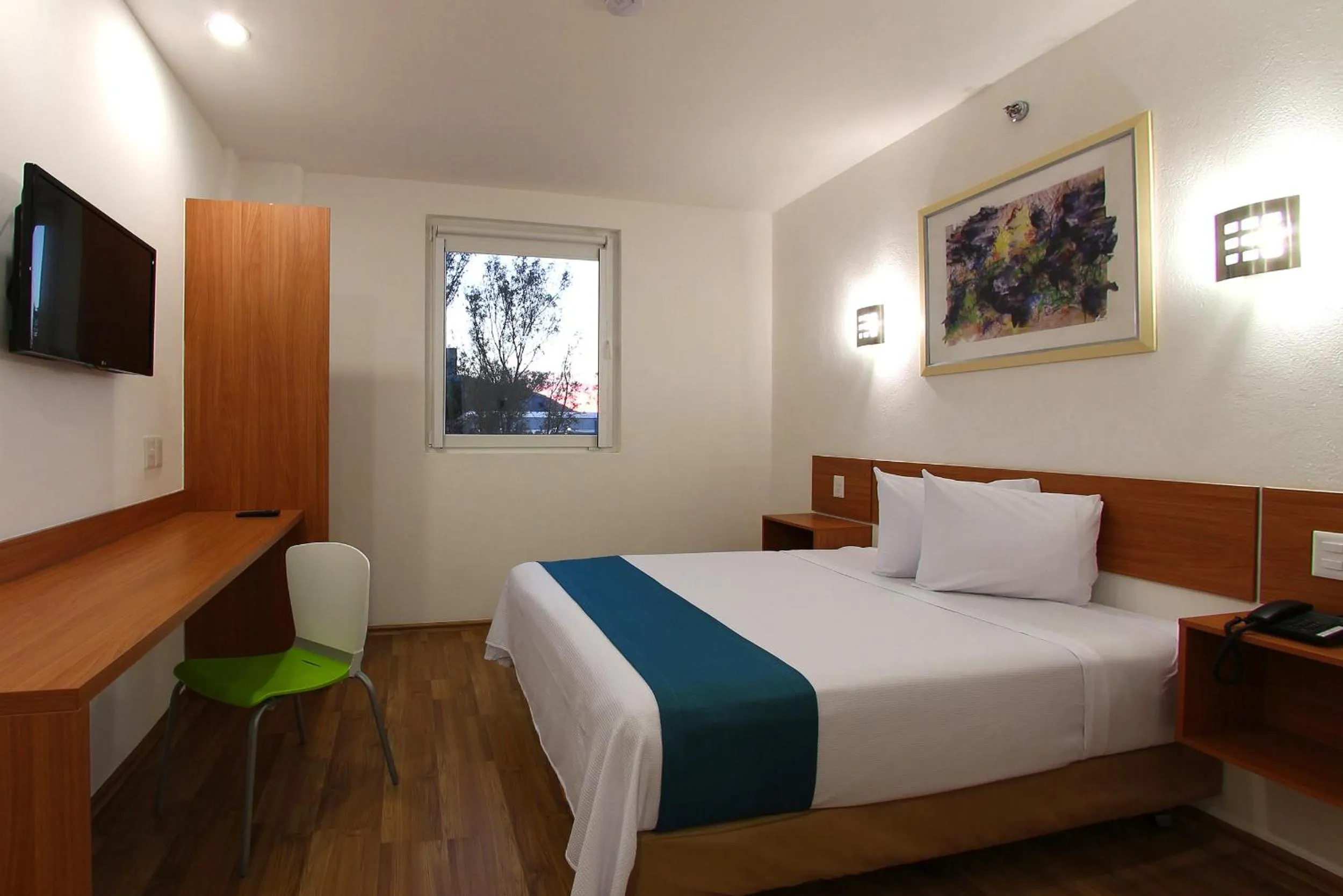 Photo of the whole room, Bed in One Guadalajara Periferico Poniente