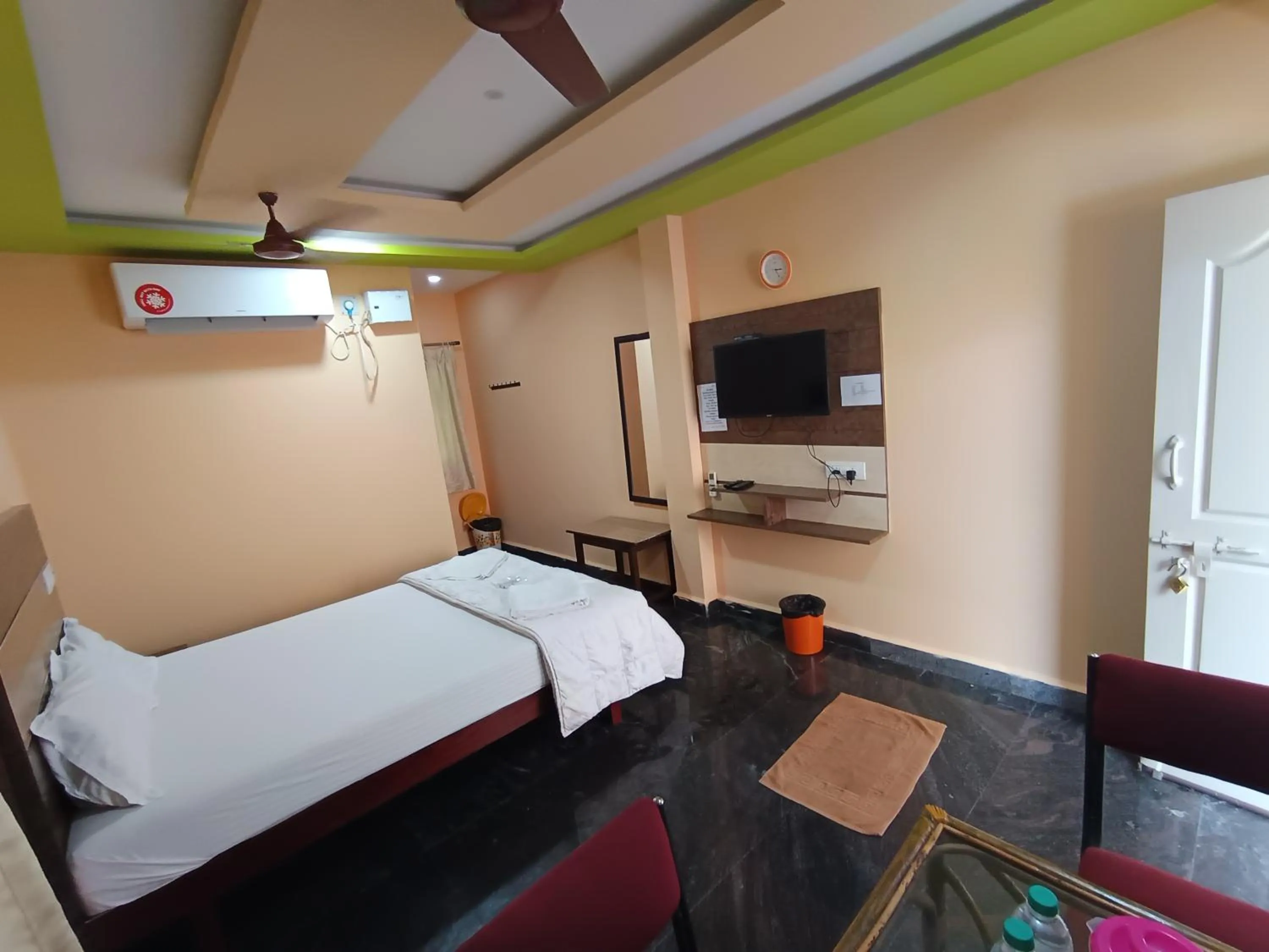 Bed in Sri Murugan Beach Paradise Hotel