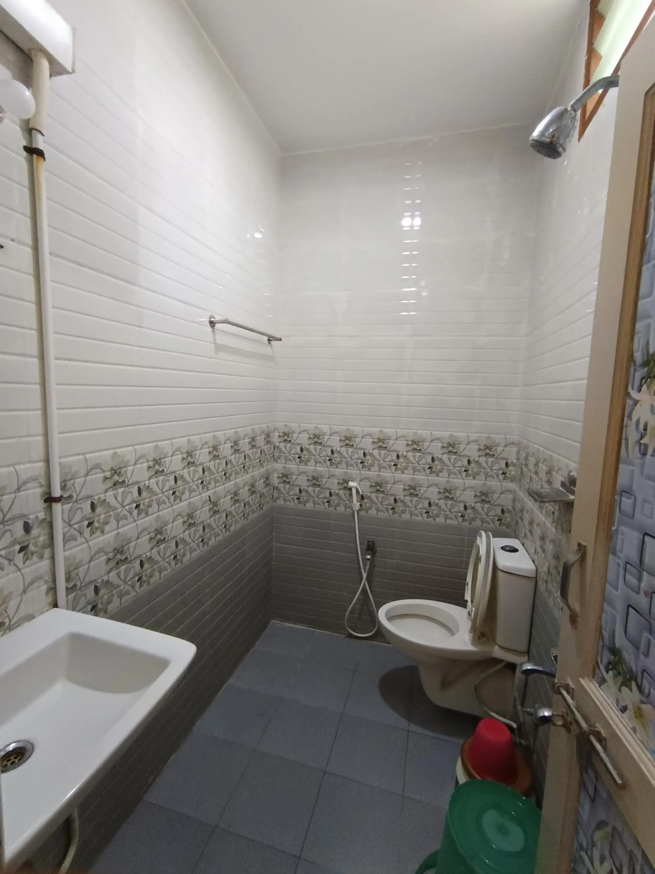 Toilet in Sri Murugan Beach Paradise Hotel