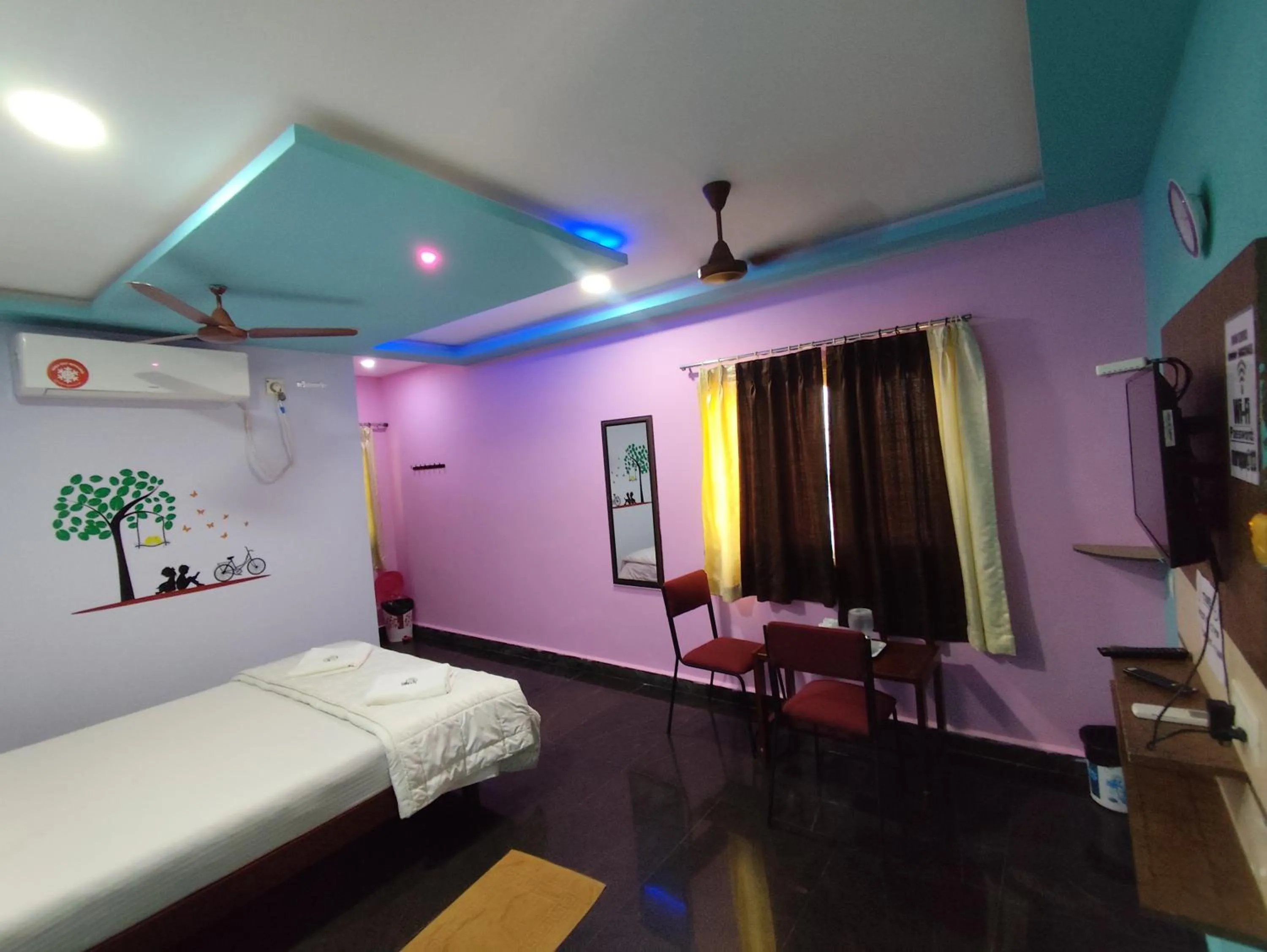 Bed in Sri Murugan Beach Paradise Hotel