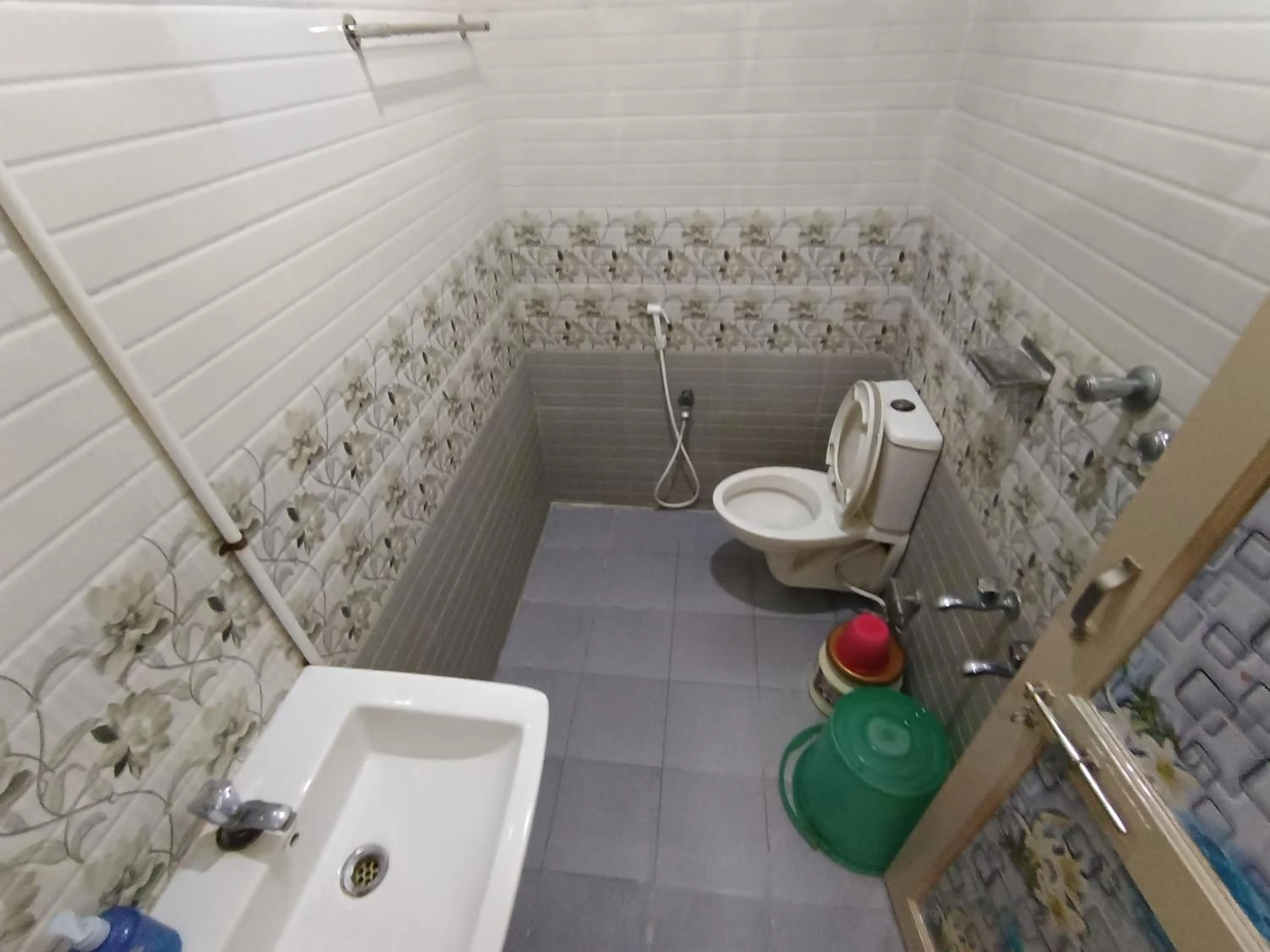 Shower in Sri Murugan Beach Paradise Hotel