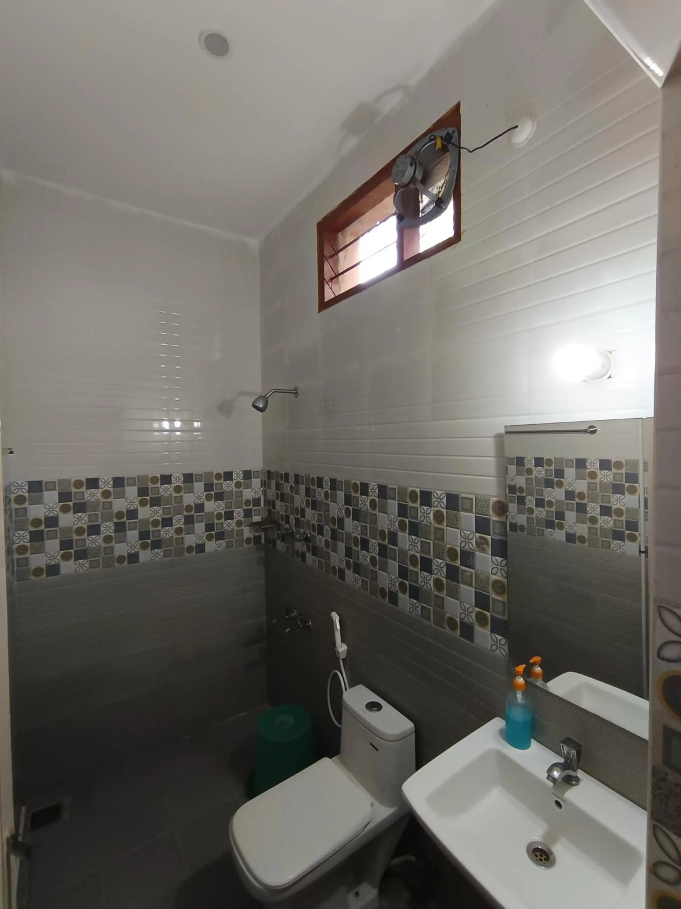 Shower in Sri Murugan Beach Paradise Hotel