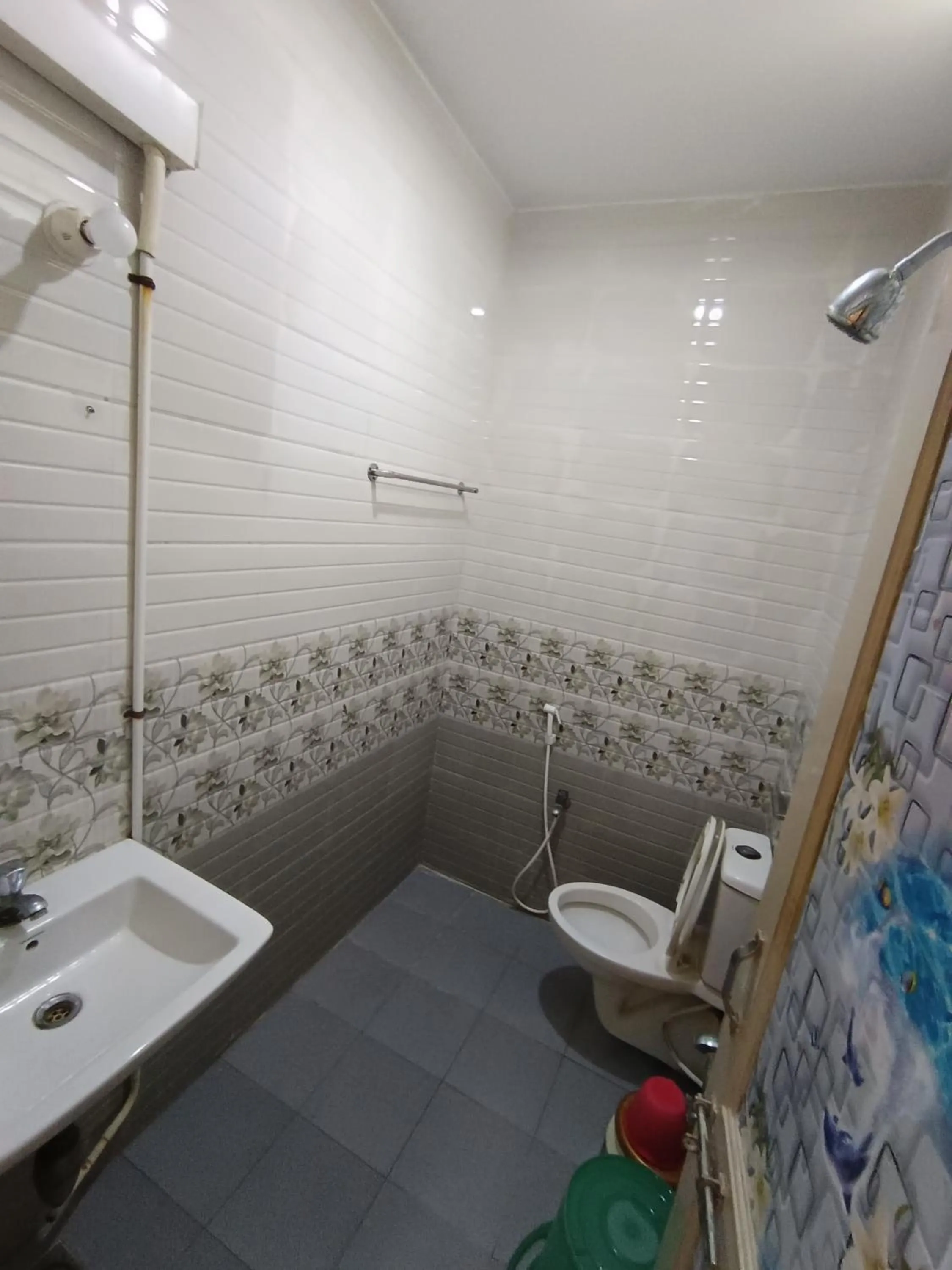 Shower in Sri Murugan Beach Paradise Hotel