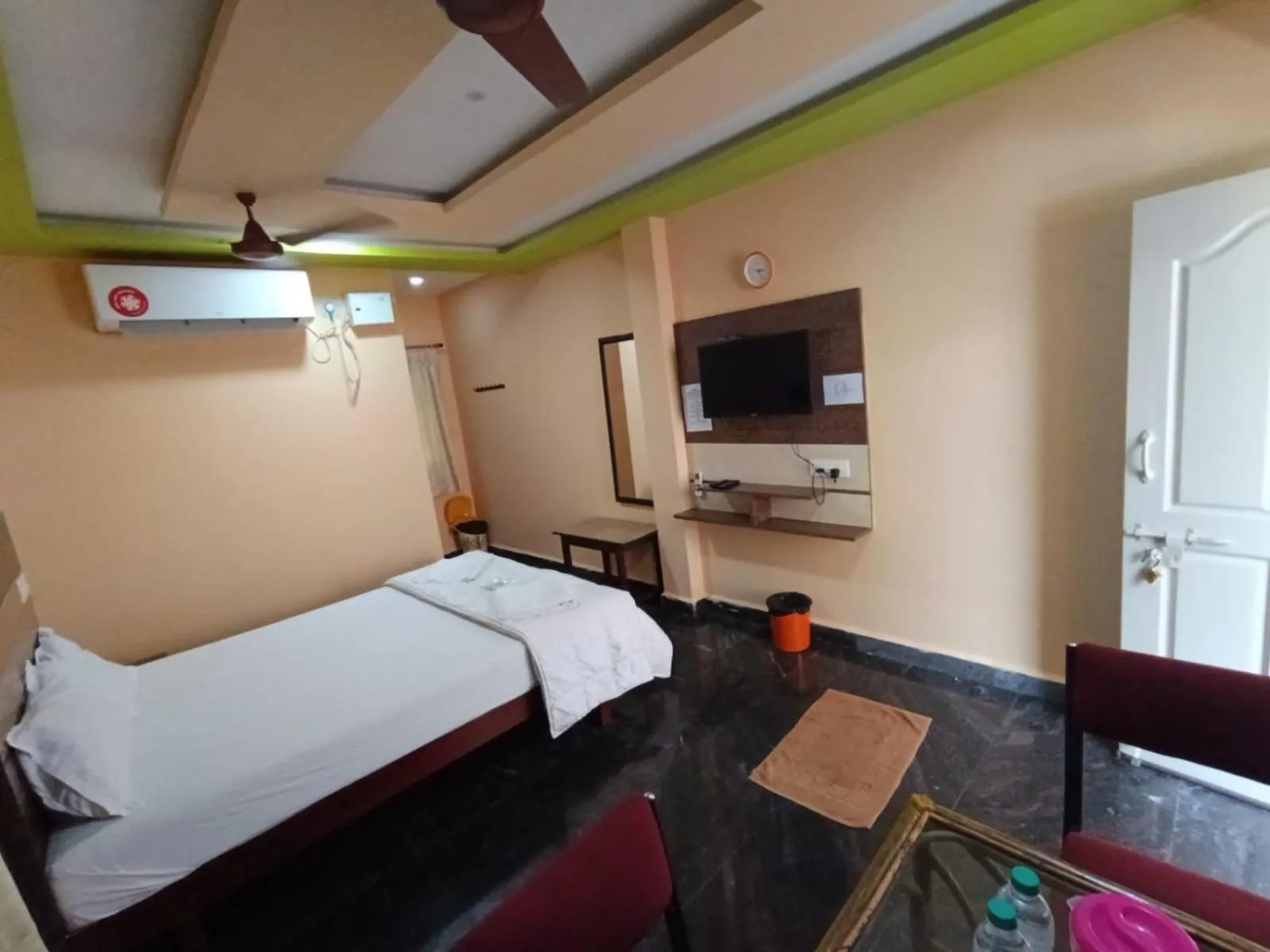 Bed in Sri Murugan Beach Paradise Hotel