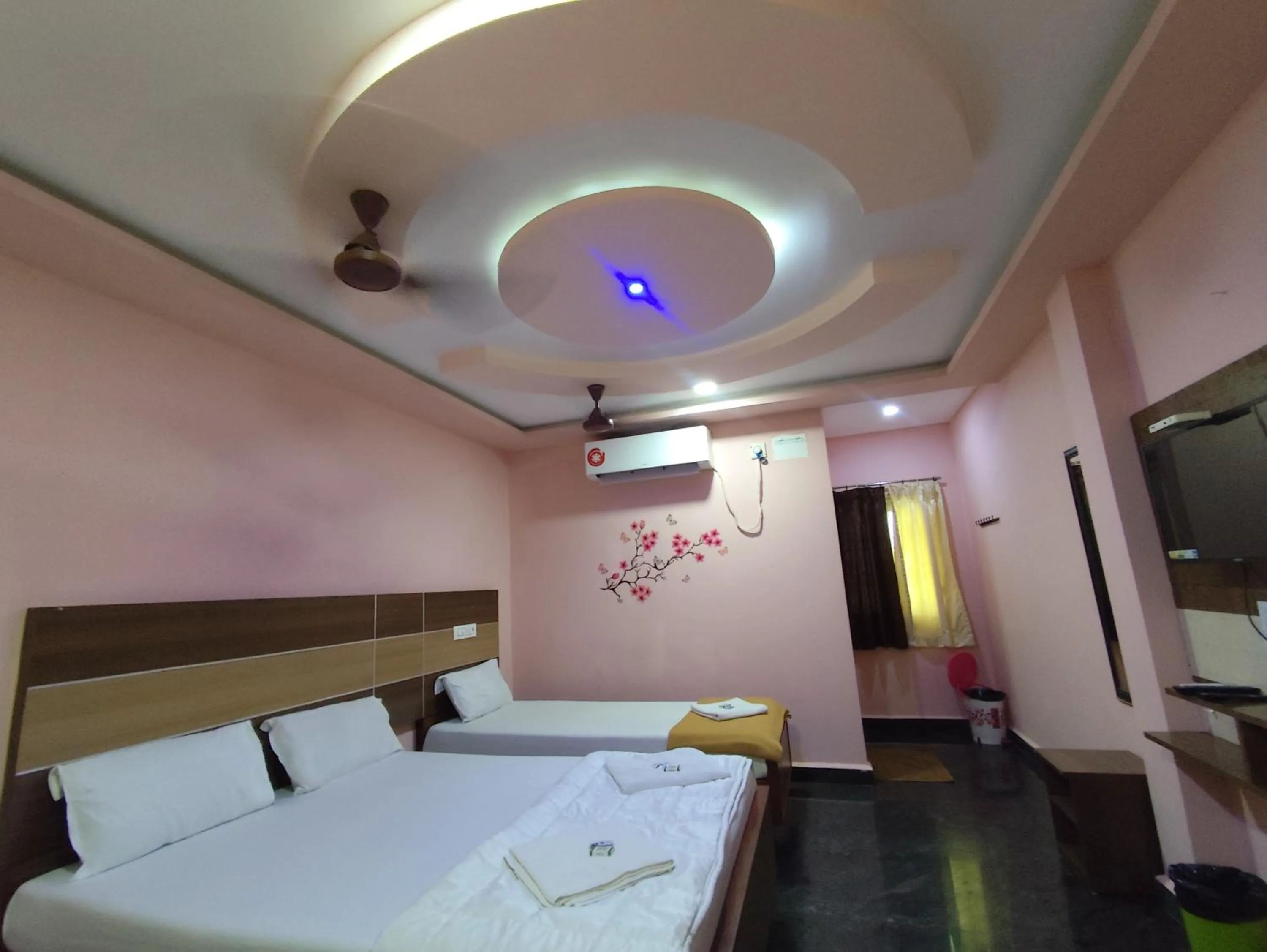 Bedroom, Bed in Sri Murugan Beach Paradise Hotel