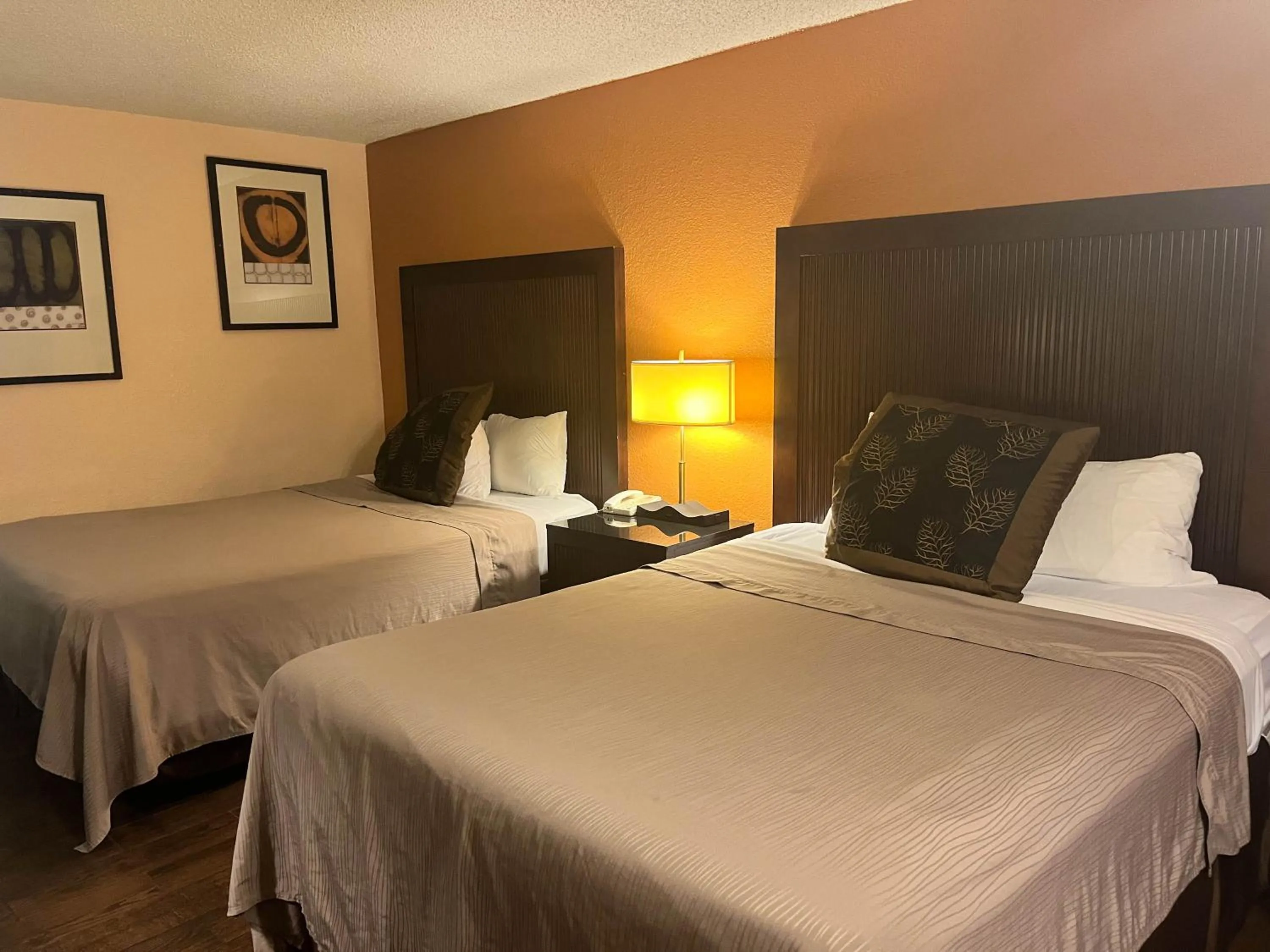 Bedroom, Bed in Super 8 by Wyndham Deming NM